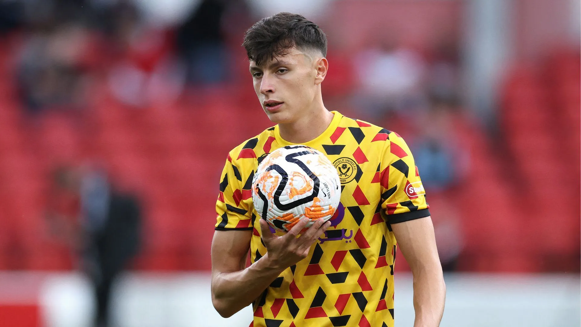 Anel Ahmedhodzic trong màu áo Sheffield United, tình hình hợp đồng là yếu tố quan trọng.