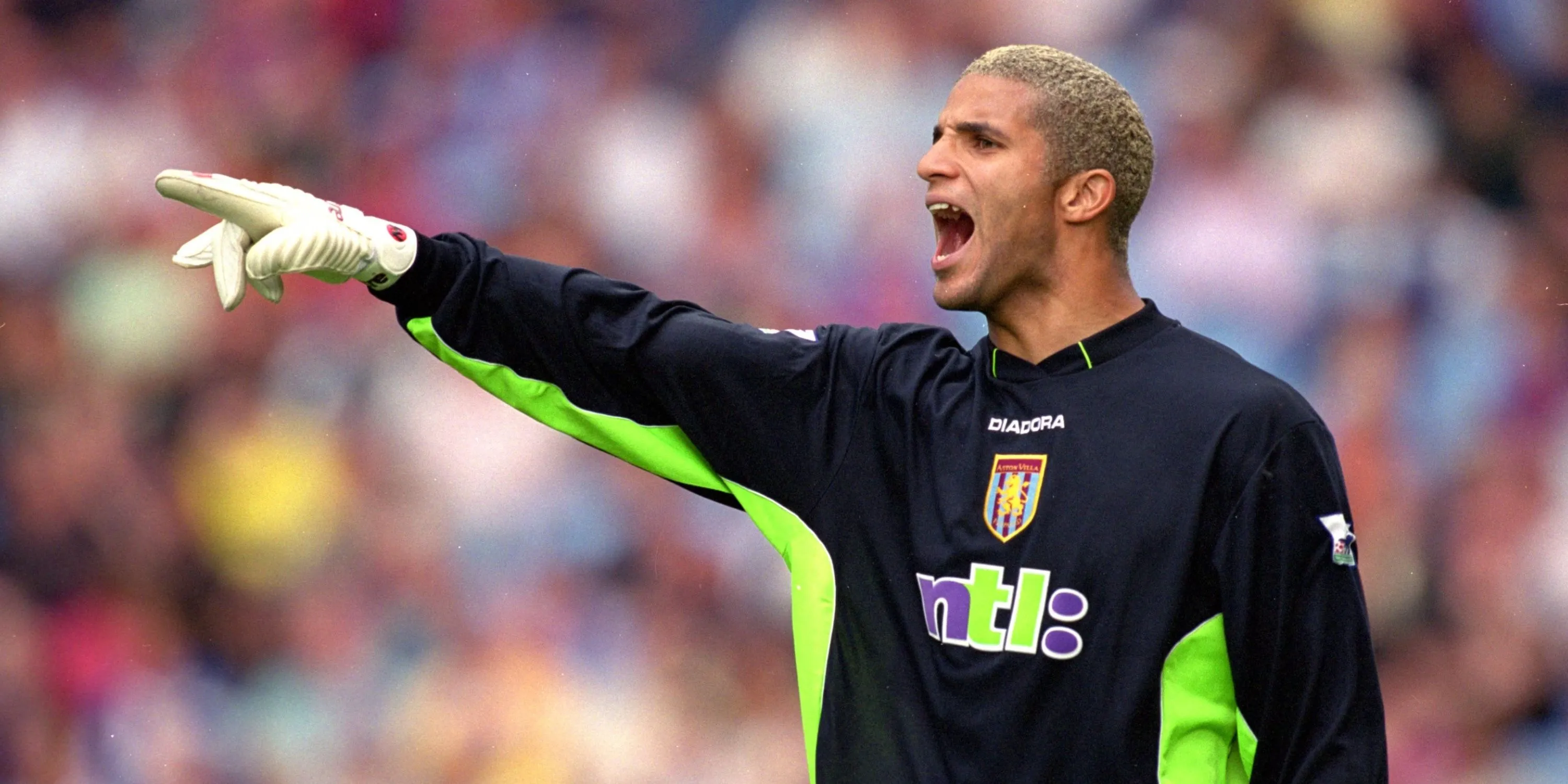 David James trong màu áo đội tuyển Anh, thủ môn giàu kinh nghiệm từng thi đấu cho nhiều CLB Premier League.