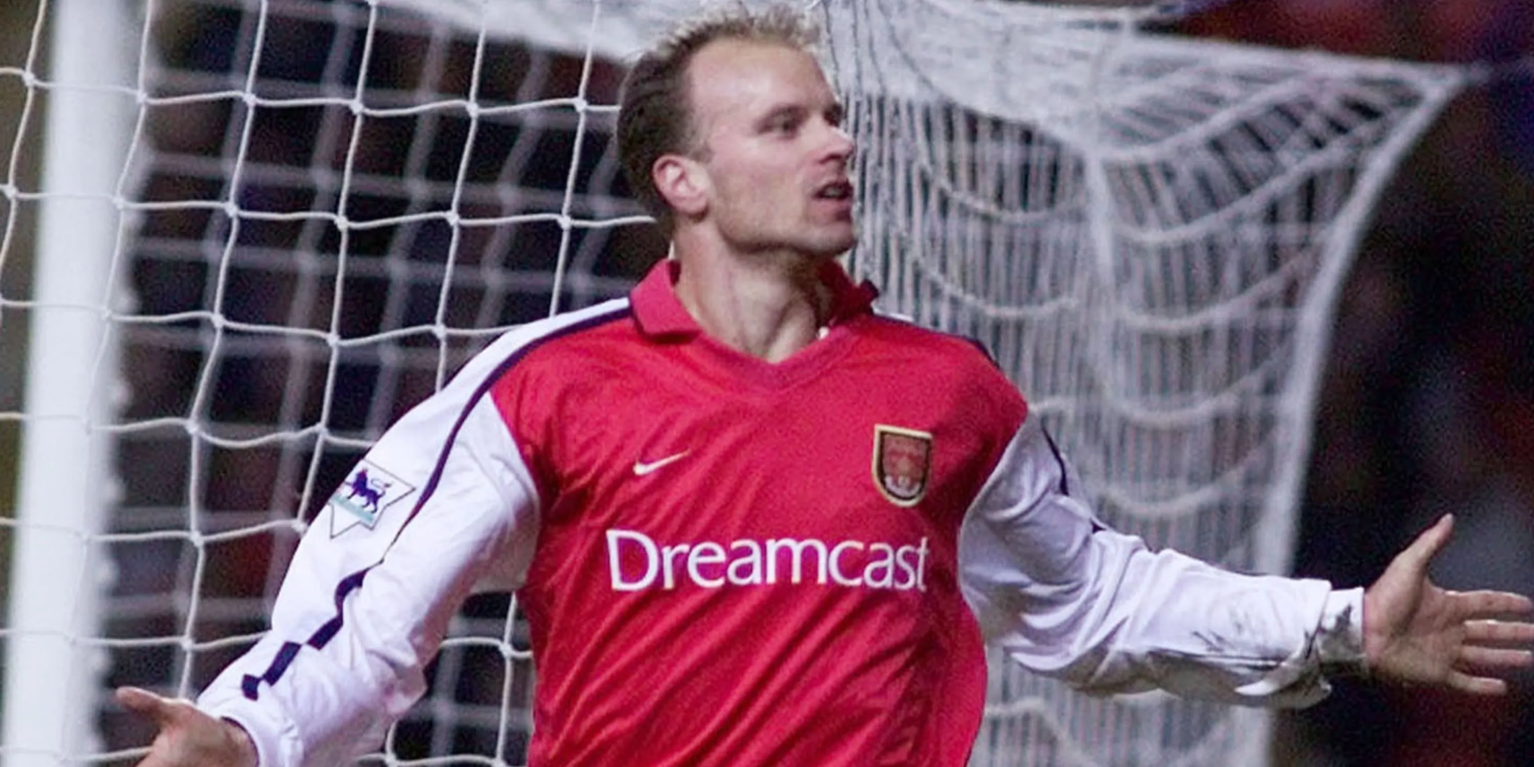 Dennis Bergkamp, huyền thoại số 10 của Arsenal, trong trận đấu tại Premier League
