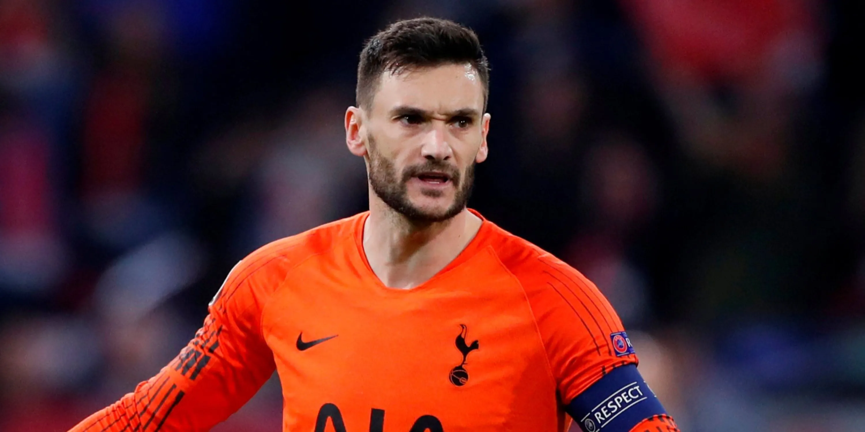 Đội trưởng Hugo Lloris trong màu áo Tottenham Hotspur, thể hiện khả năng tập trung cao độ.