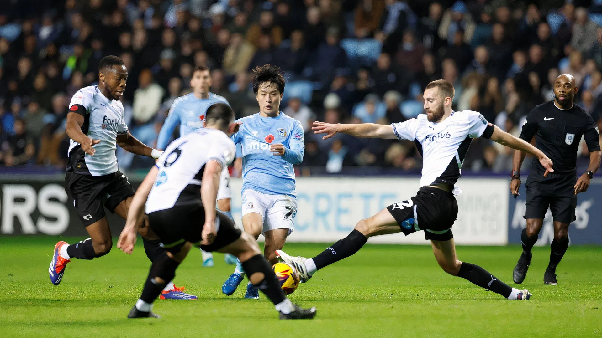 Ebou Adams (trái) thi đấu năng nổ, là nhân tố chủ chốt của Derby County mùa giải 2024/25