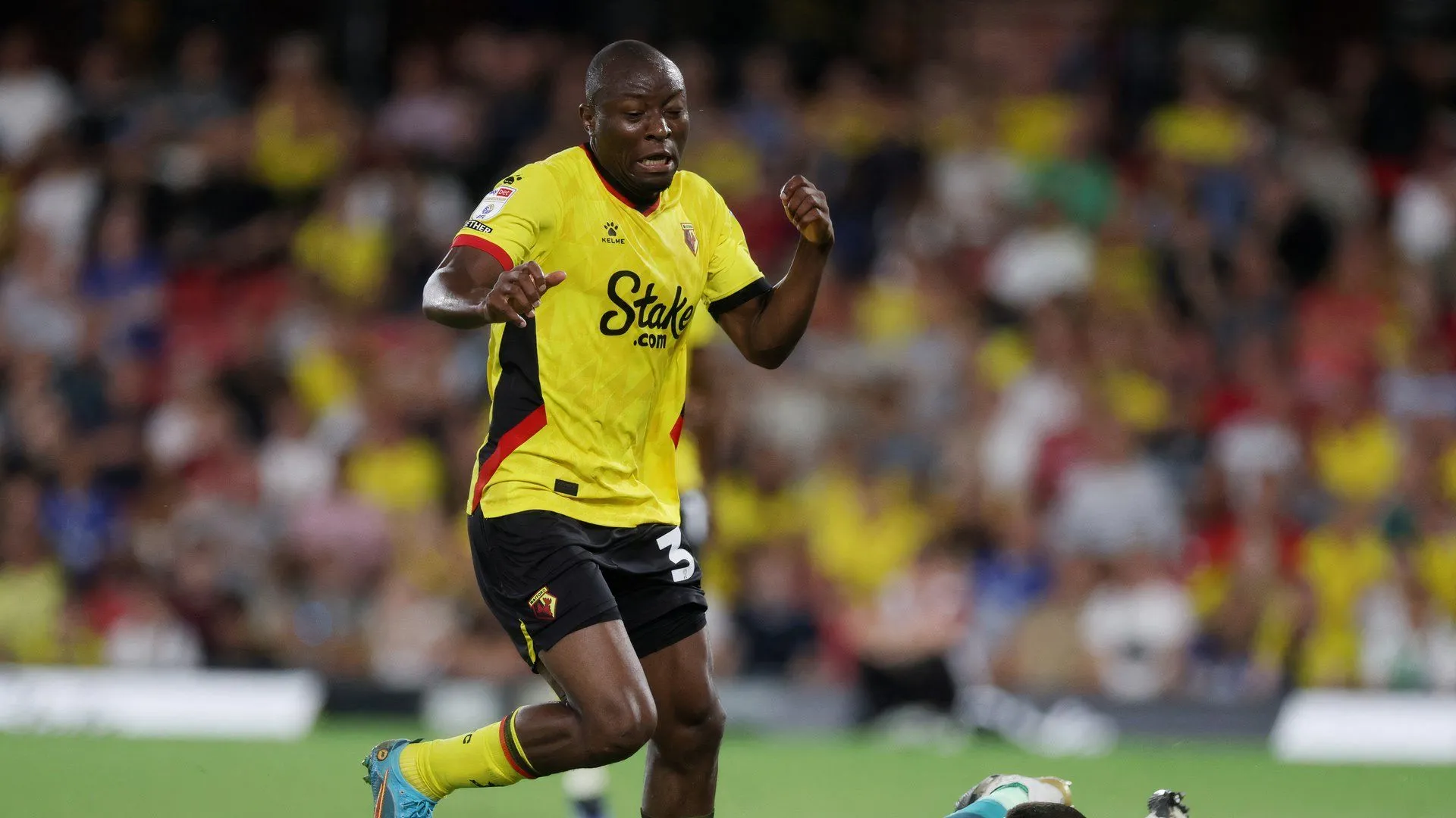 Edo Kayembe tiền đạo Watford trong một pha tranh chấp