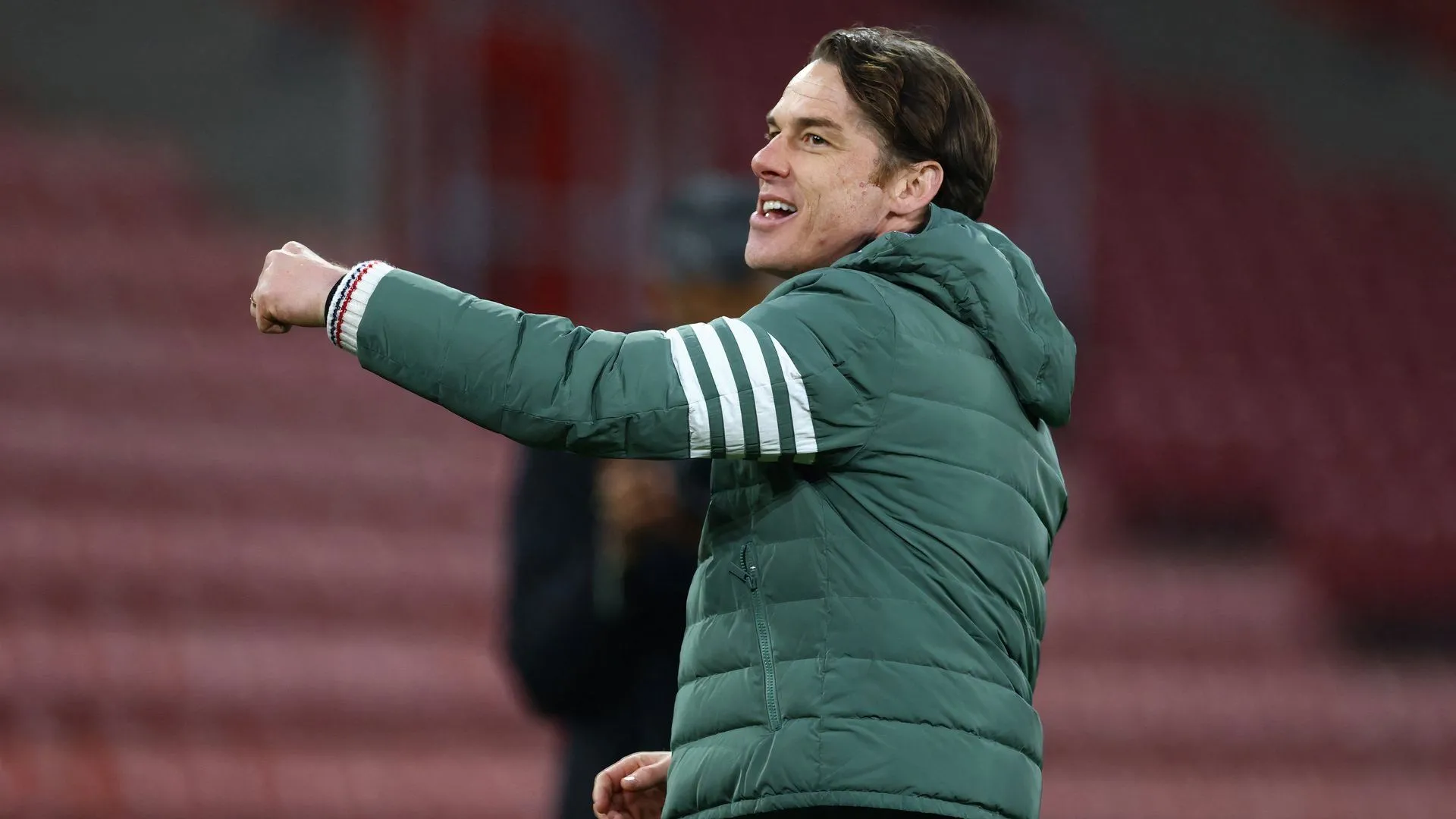 Huấn luyện viên Scott Parker ăn mừng chiến thắng cuồng nhiệt cùng Burnley FC
