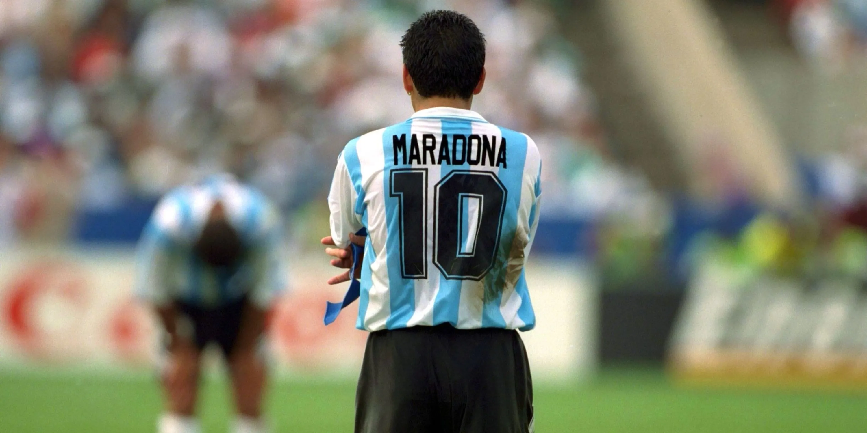 Huyền thoại Diego Maradona trong màu áo số 10 biểu tượng của Argentina