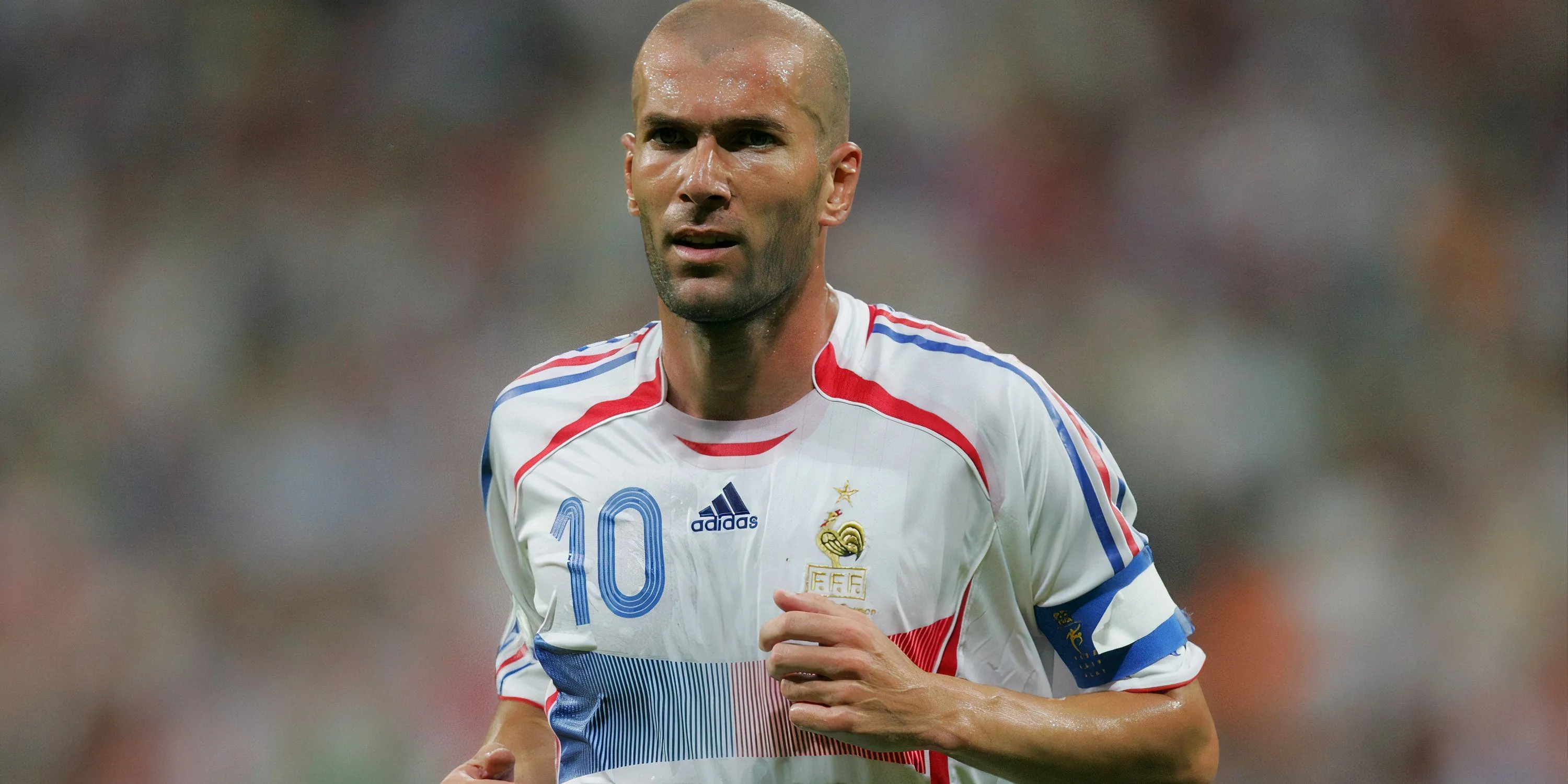 Huyền thoại Zinedine Zidane đeo băng đội trưởng Pháp với áo số 10 tại World Cup 2006