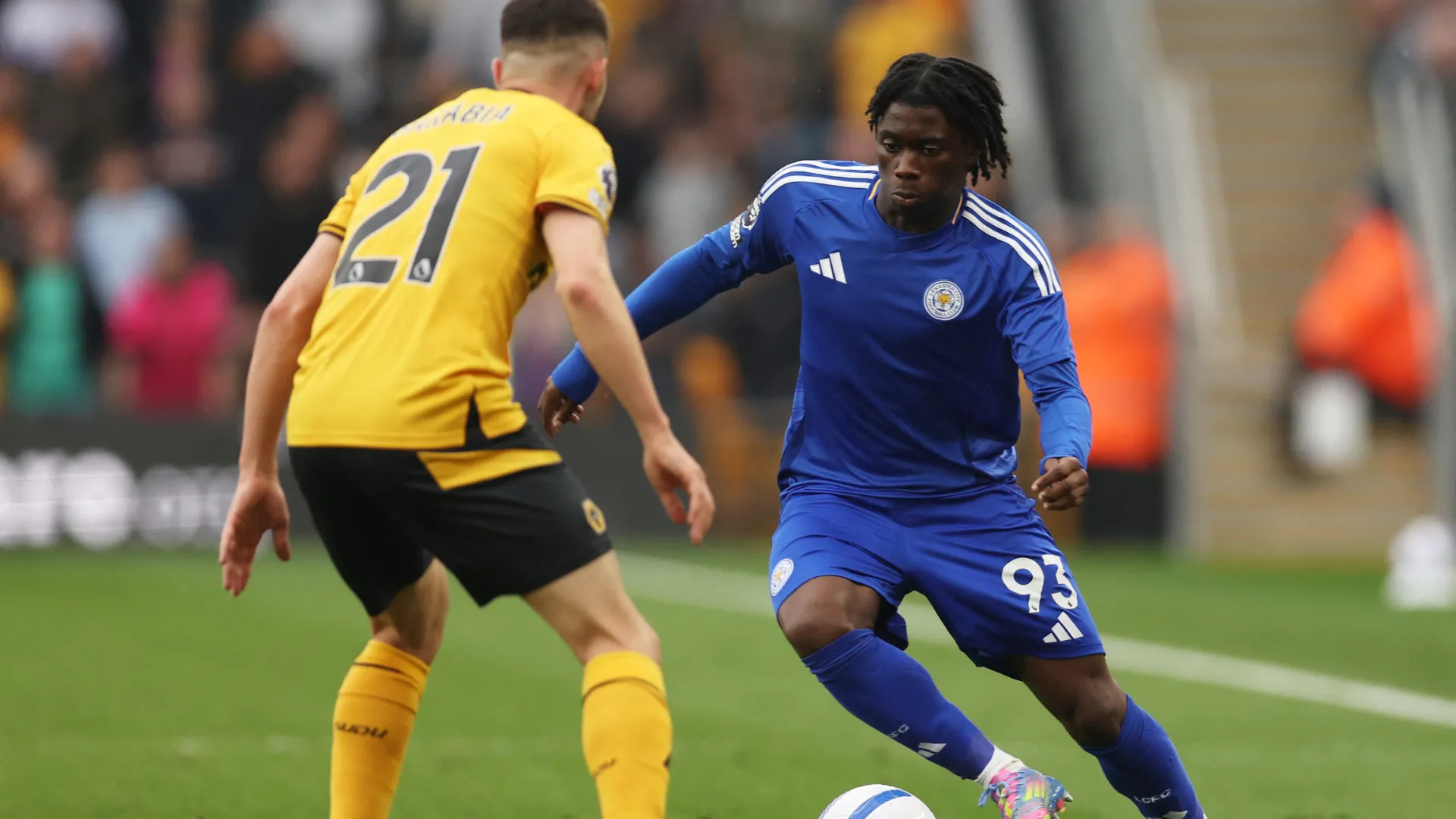Jeremy Monga trong một pha xử lý bóng kỹ thuật cho Leicester City tại Ngoại hạng Anh