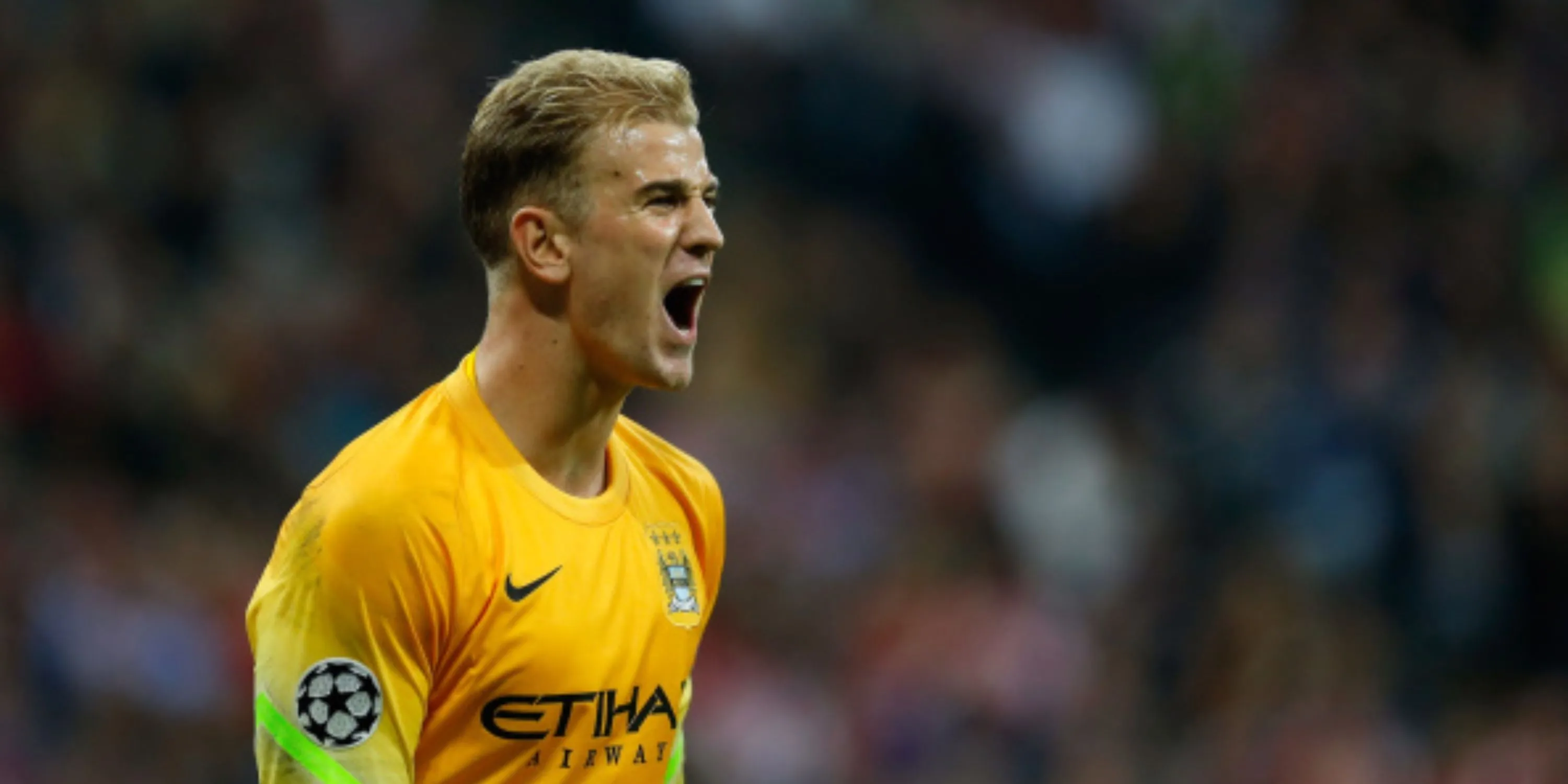 Joe Hart ăn mừng cuồng nhiệt, phản ánh niềm đam mê trong những năm tháng đỉnh cao cùng Manchester City.