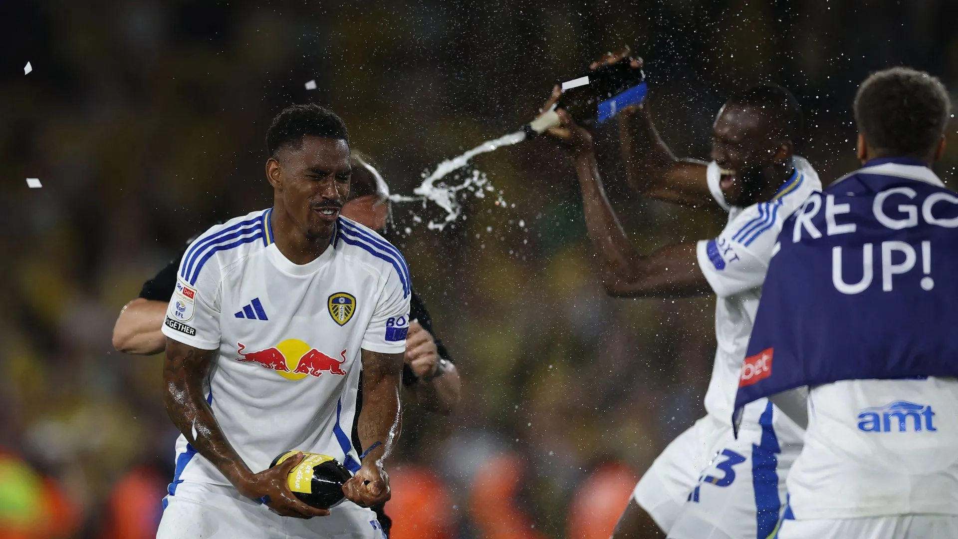 Junior Firpo ăn mừng bàn thắng trên sân Elland Road trong màu áo Leeds United.