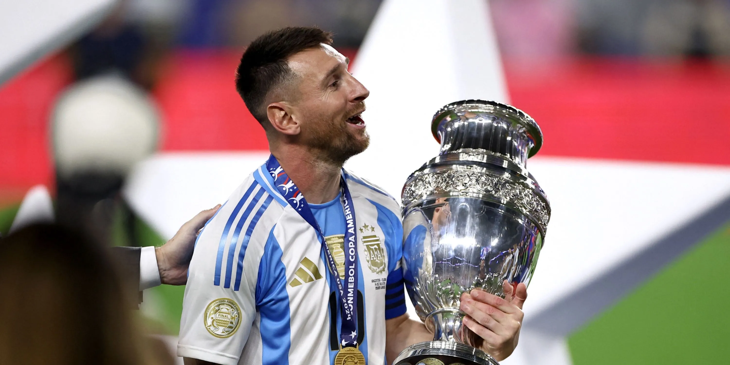 Lionel Messi, thiên tài số 10 của Argentina, nâng cao chiếc cúp Copa America