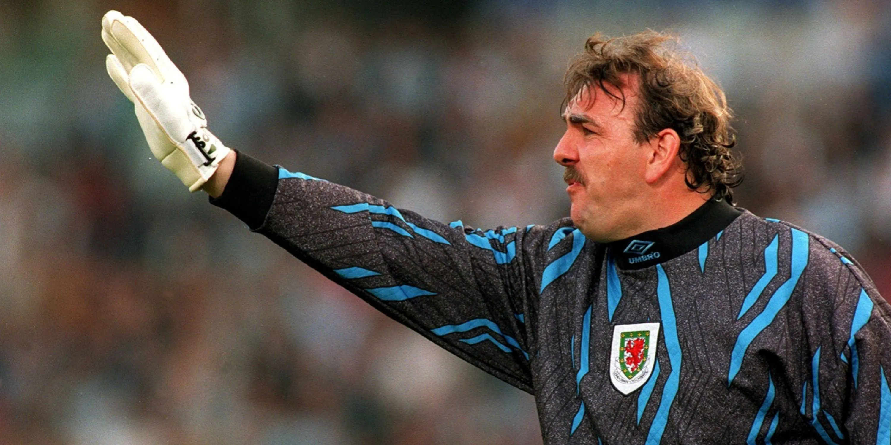 Neville Southall chỉ đạo hàng thủ, hình ảnh thủ lĩnh quen thuộc của huyền thoại Everton.
