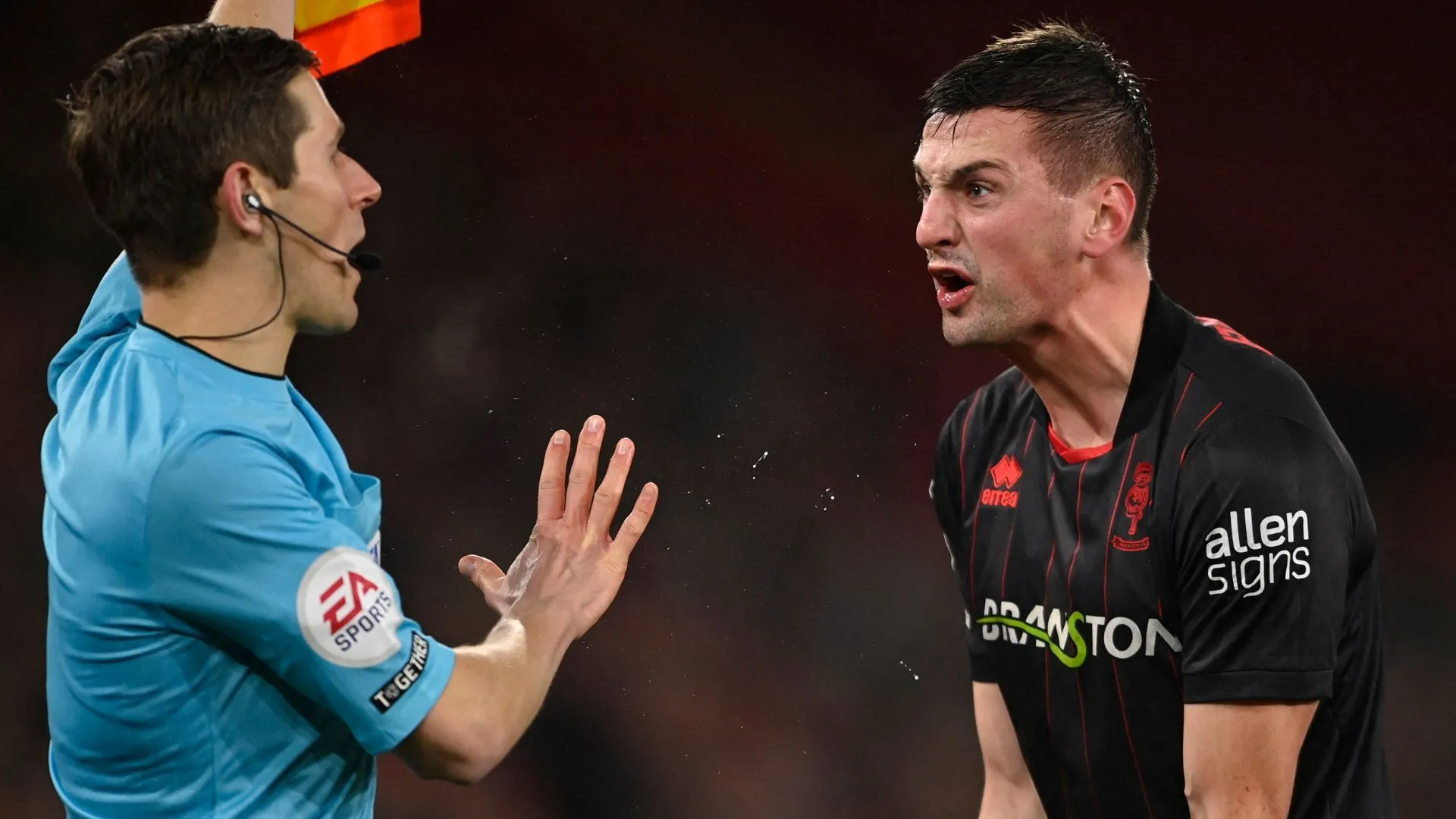 Paudie O'Connor trong màu áo Lincoln City đối đầu Southampton ở Carabao Cup