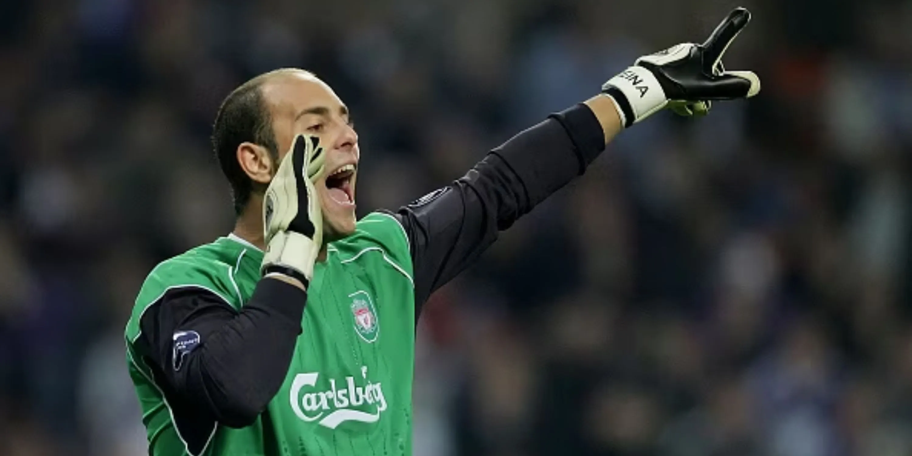Pepe Reina trong khung thành Liverpool, thực hiện một pha cứu thua đầy ấn tượng tại Anfield.