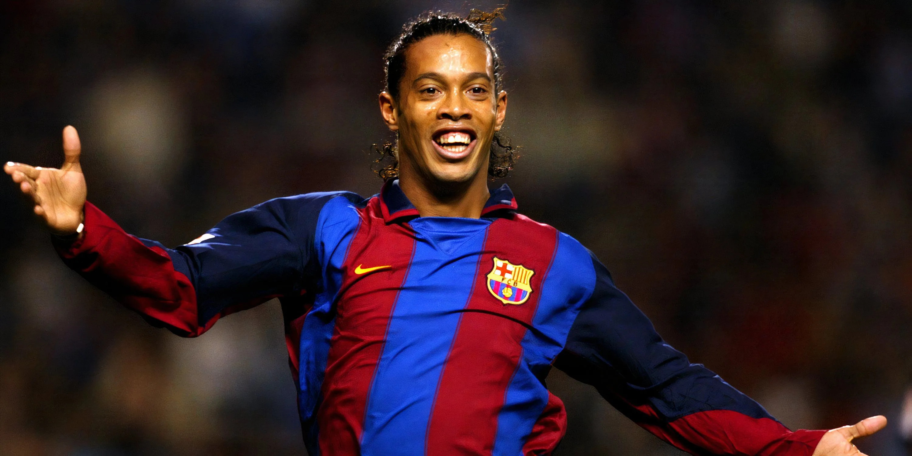 Ronaldinho, ảo thuật gia với áo số 10, ăn mừng bàn thắng cùng Barcelona