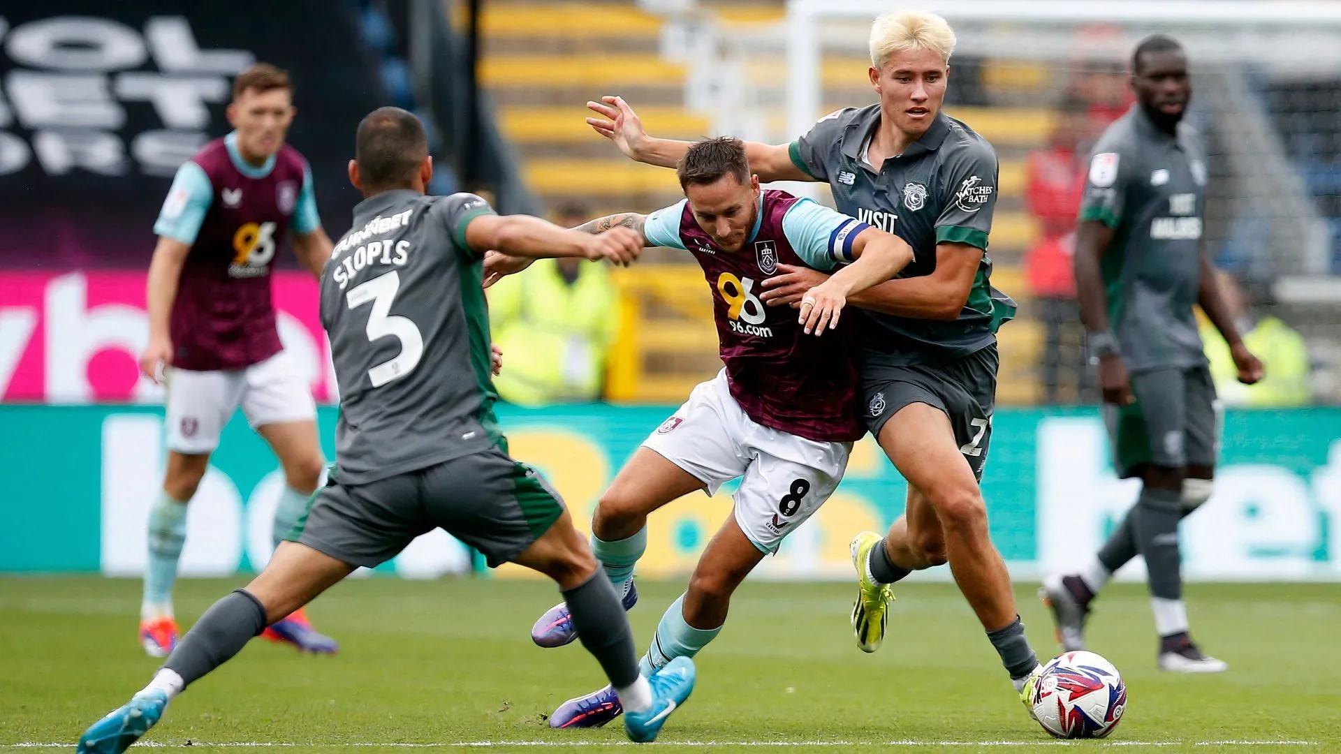 Rubin Colwill của Cardiff City trong pha tranh chấp bóng với Josh Brownhill của Burnley
