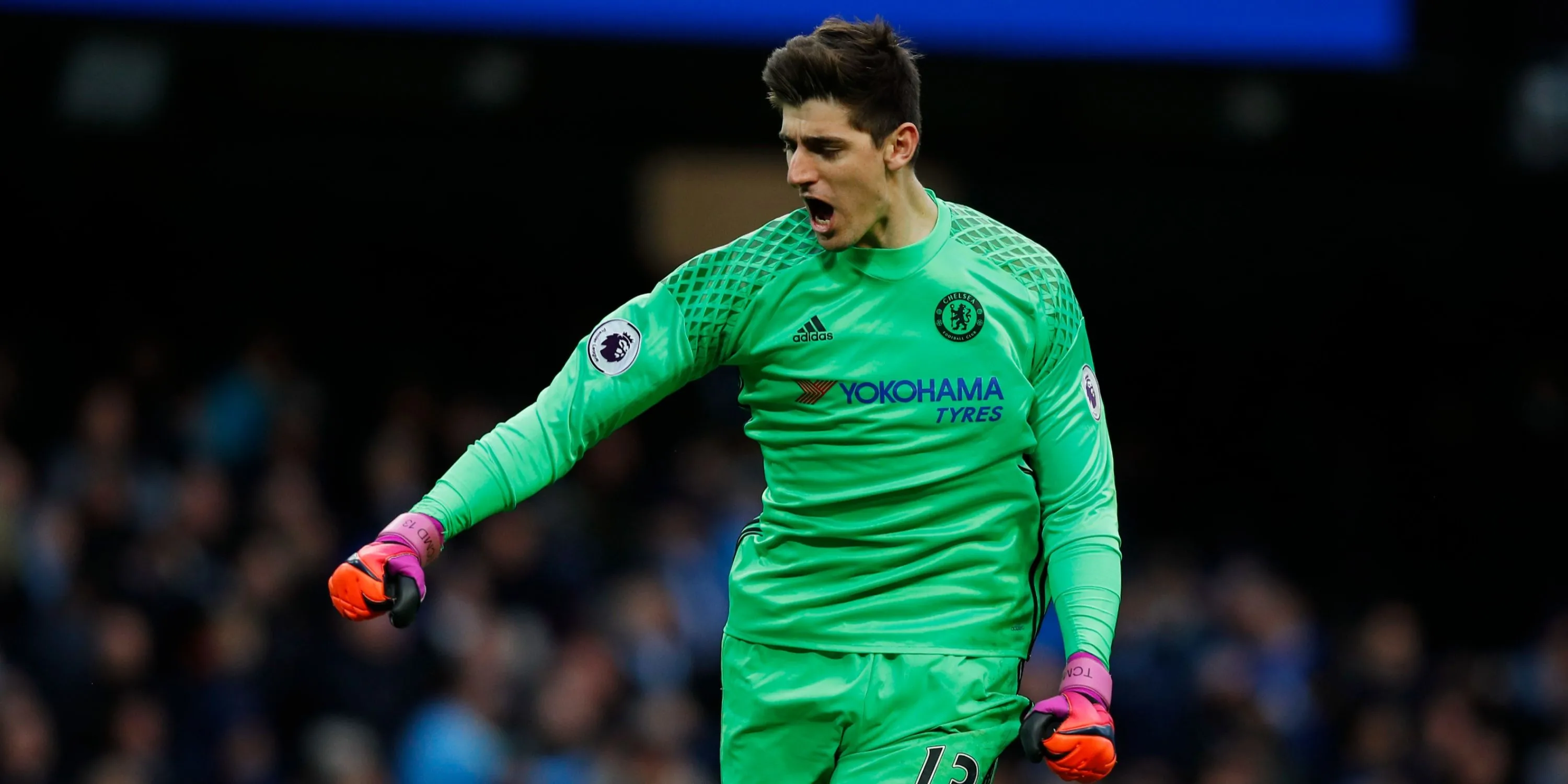 Thibaut Courtois trong khung thành Chelsea, một trong những thủ môn xuất sắc giúp đội bóng giành danh hiệu Premier League.