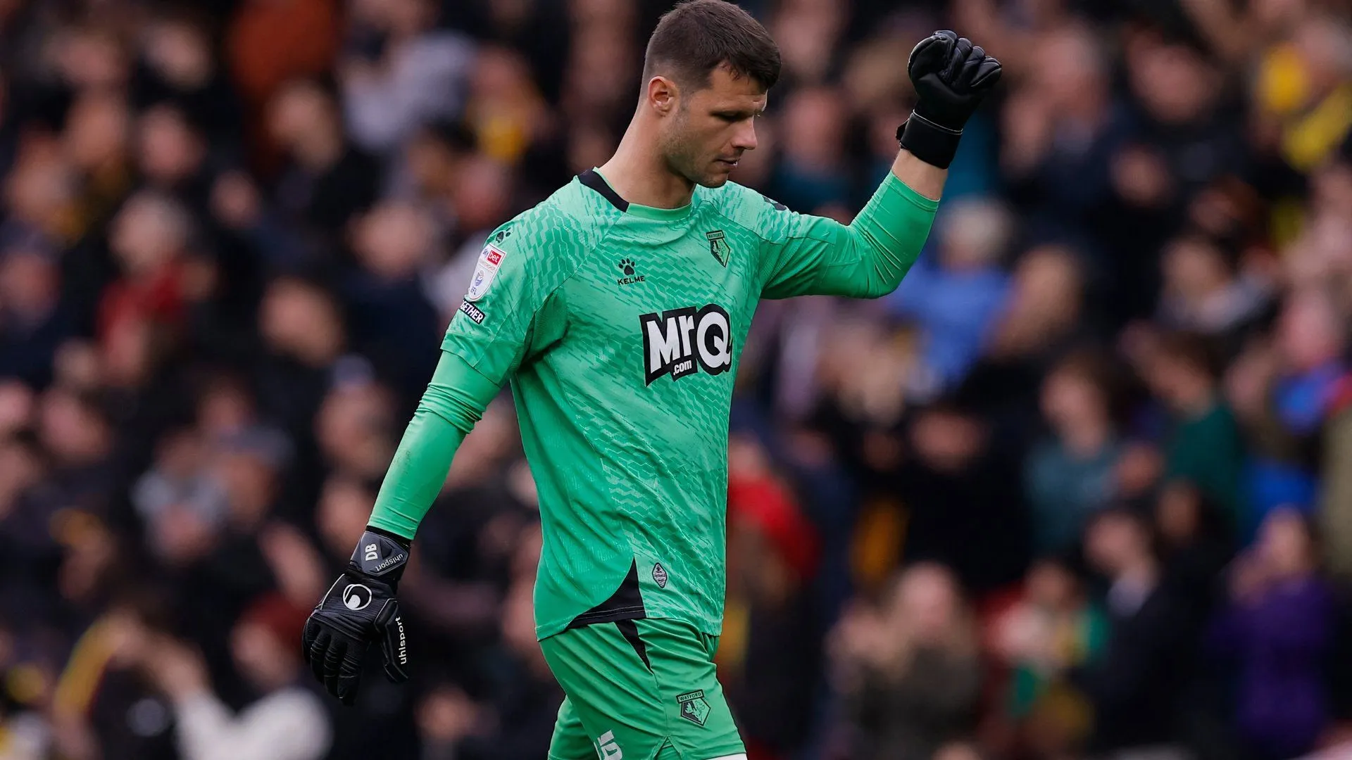 Thủ môn Daniel Bachmann Watford nỗ lực cản phá bóng