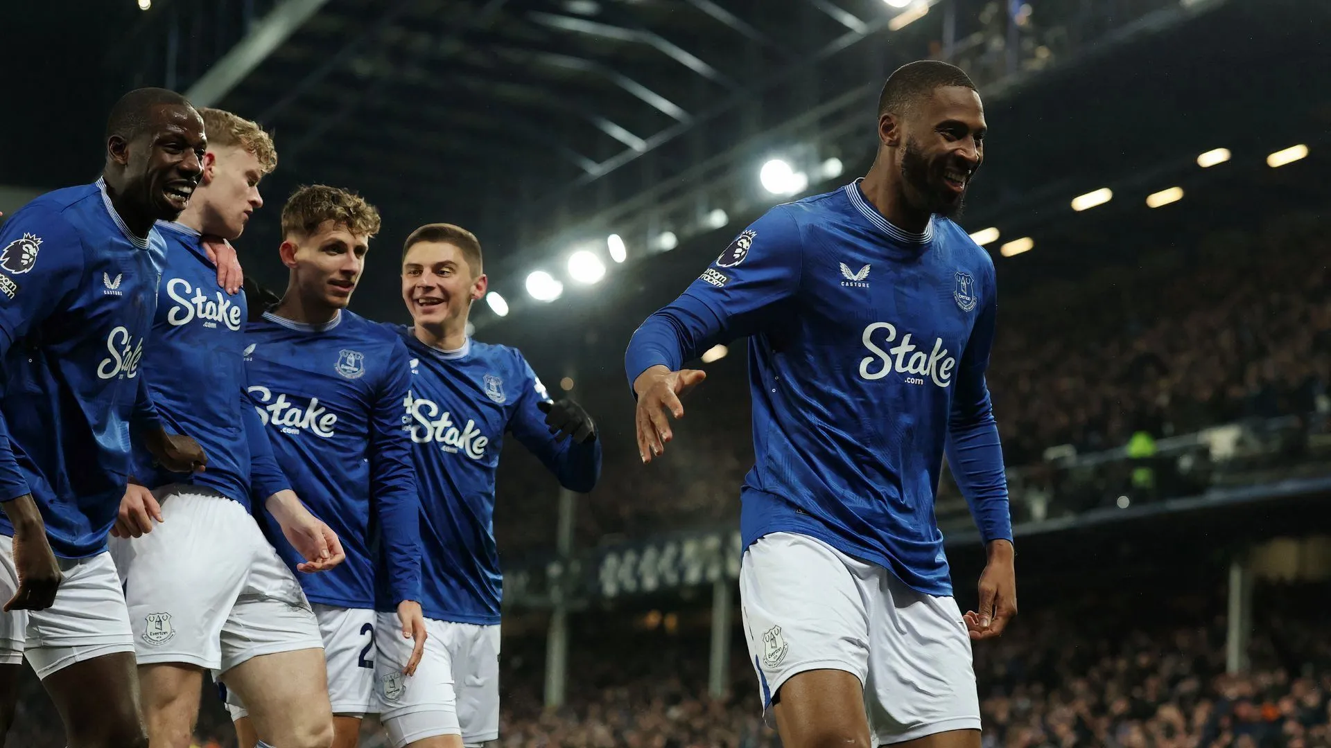 Tiền đạo Beto ăn mừng bàn thắng cho Everton trong trận đấu với Liverpool tại Premier League.