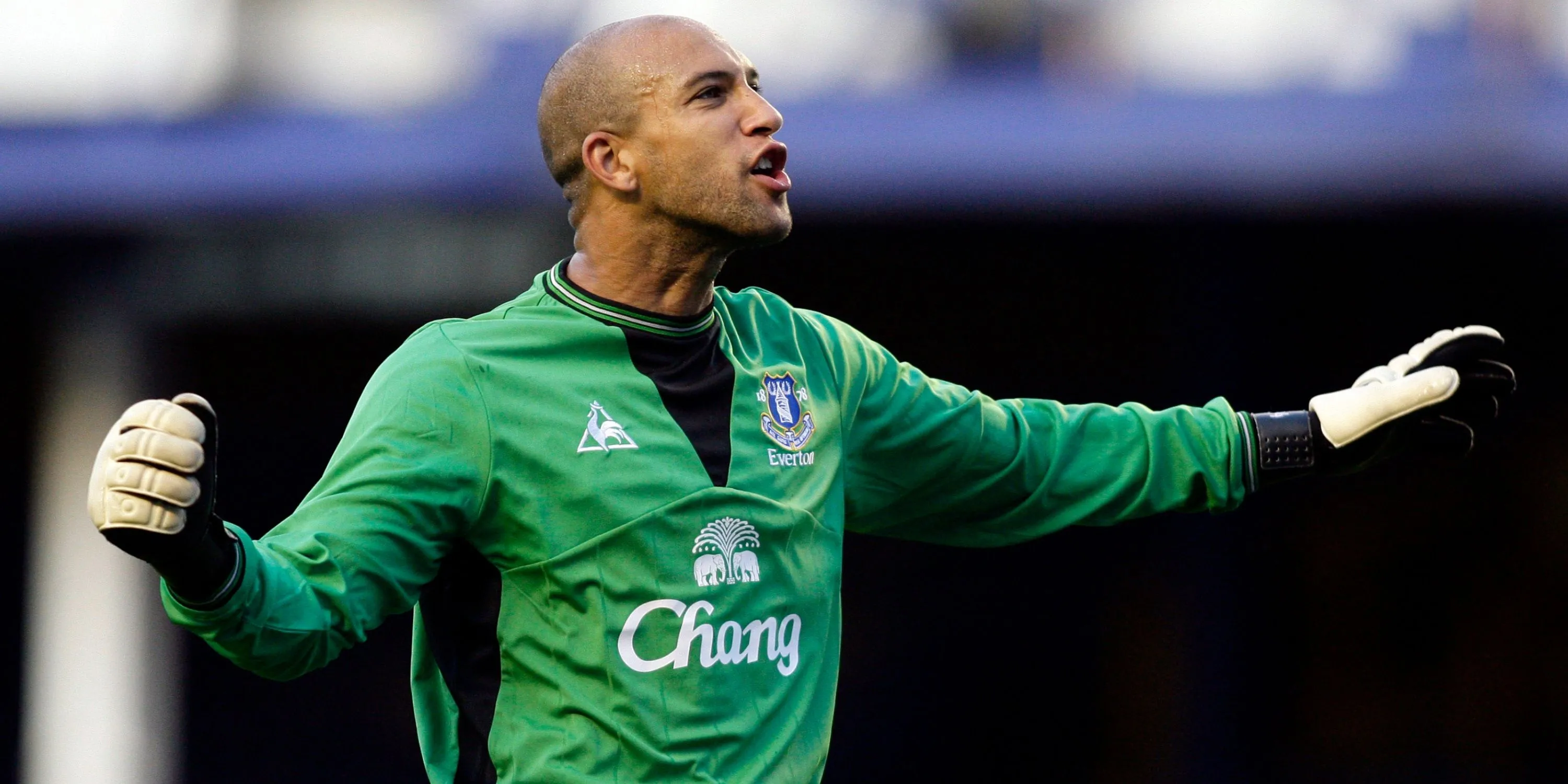 Tim Howard trong màu áo Everton, vẫy tay chào khán giả tại Goodison Park.