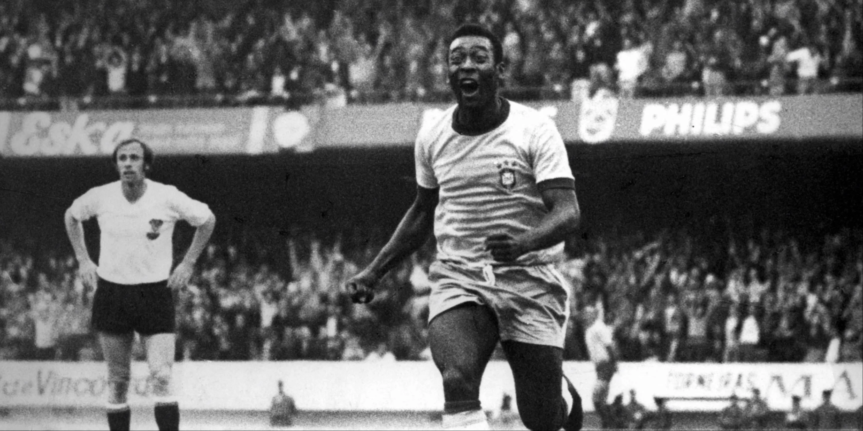 Vua bóng đá Pele với chiếc áo số 10 ăn mừng bàn thắng cho đội tuyển Brazil
