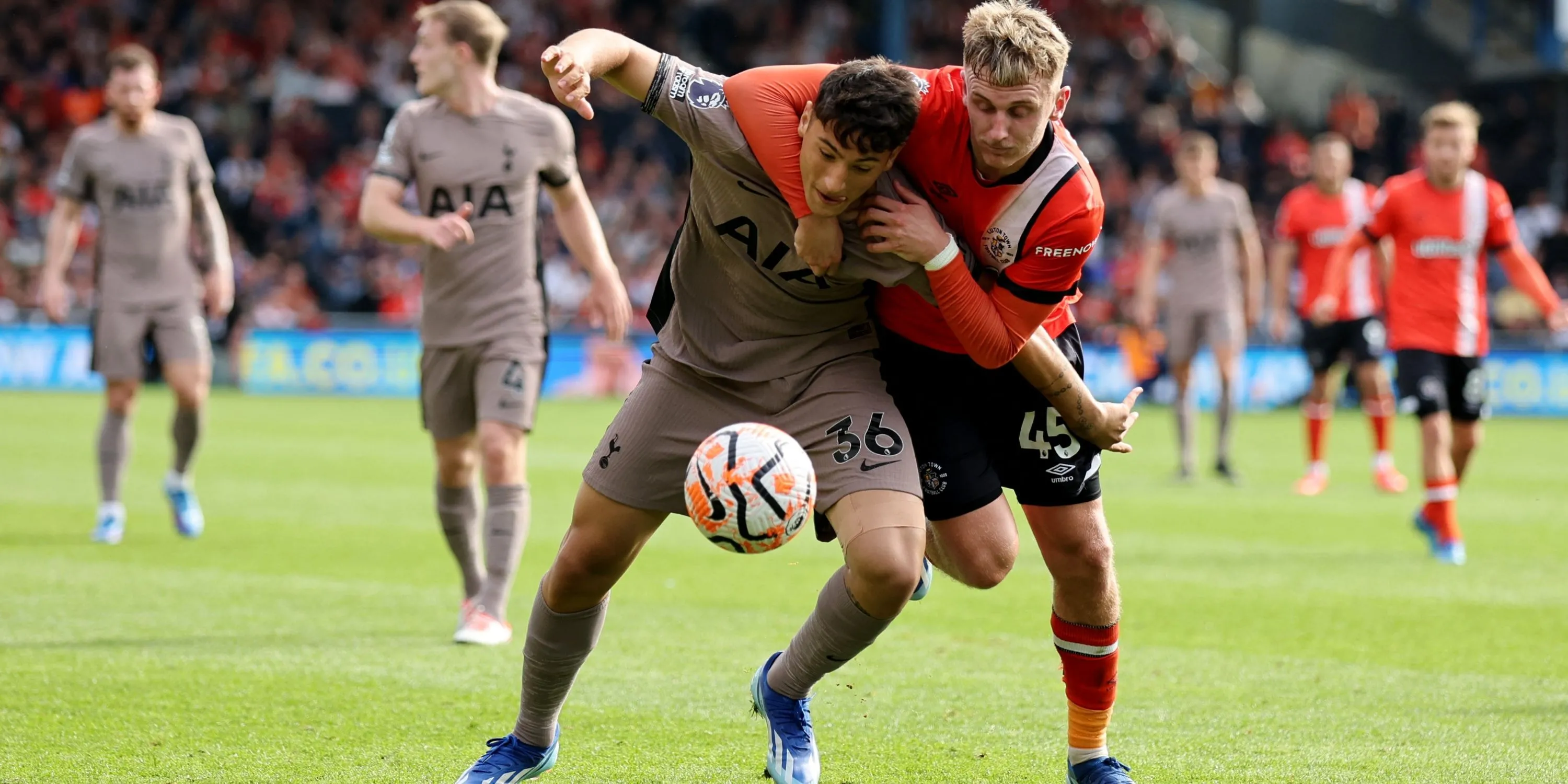 Alejo Veliz trong một buổi tập hoặc thi đấu cho Tottenham, cầu thủ sau các đợt cho mượn không thành công