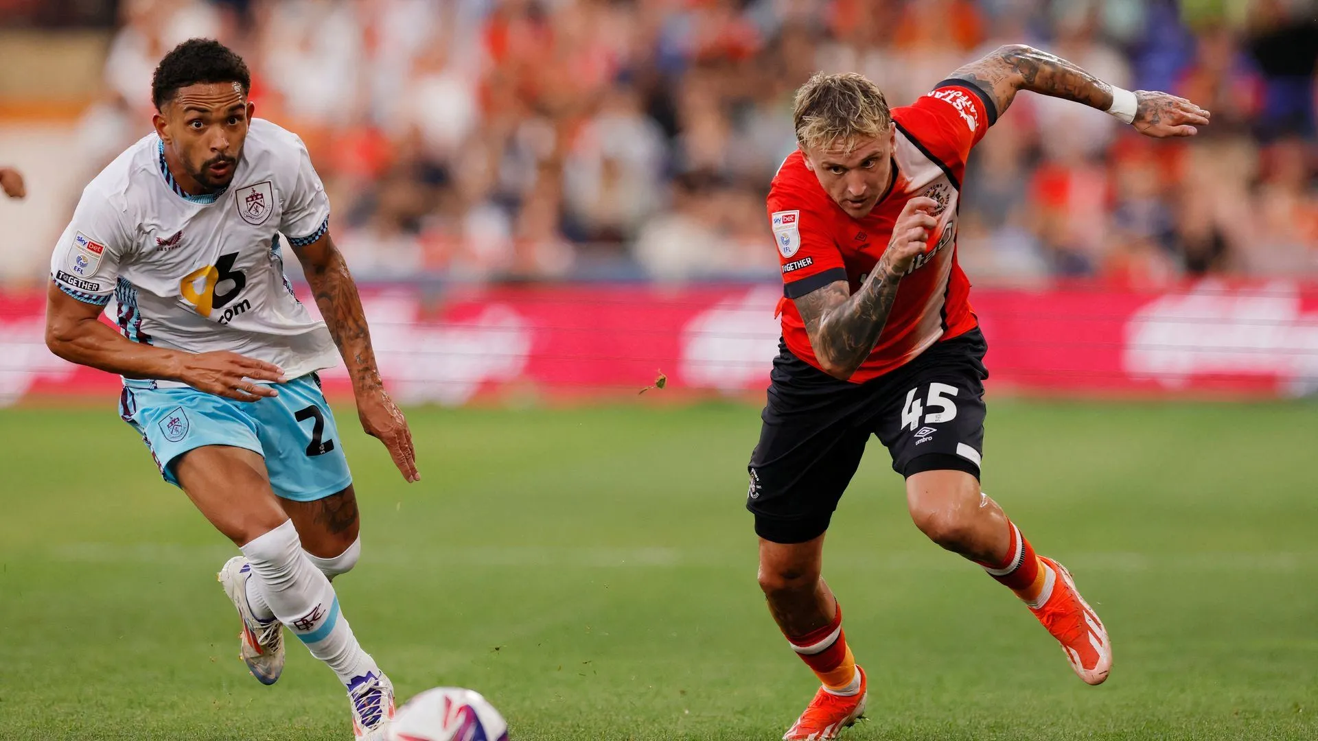 Alfie Doughty trong màu áo Luton Town thi đấu tại Premier League