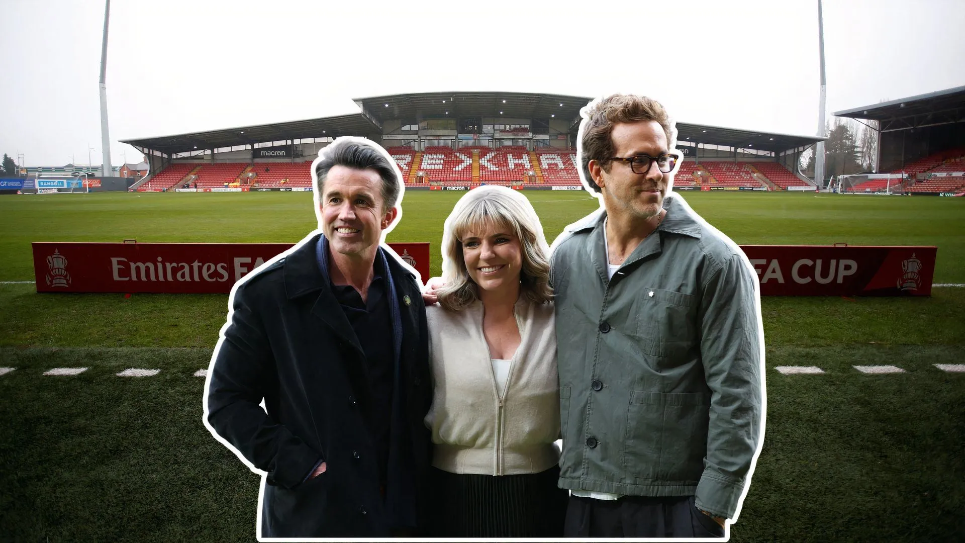 Chủ sở hữu Ryan Reynolds và Rob McElhenny tại một trận đấu của Wrexham AFC