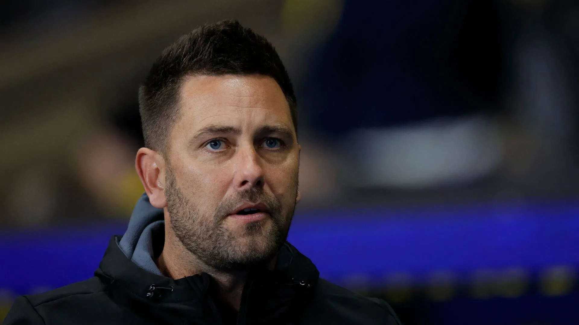 Des Buckingham chỉ đạo Oxford United trong trận đấu