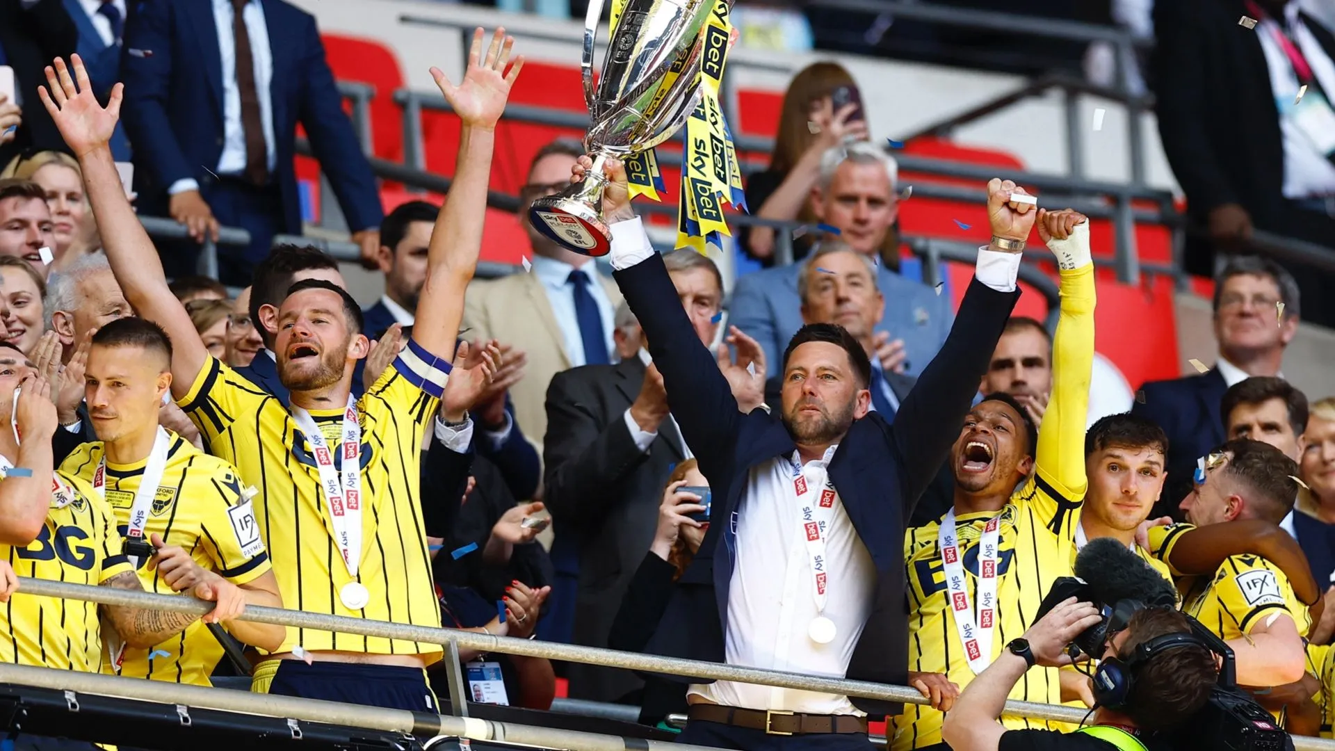 Des Buckingham cùng đội bóng cũ Oxford United thăng hạng League One
