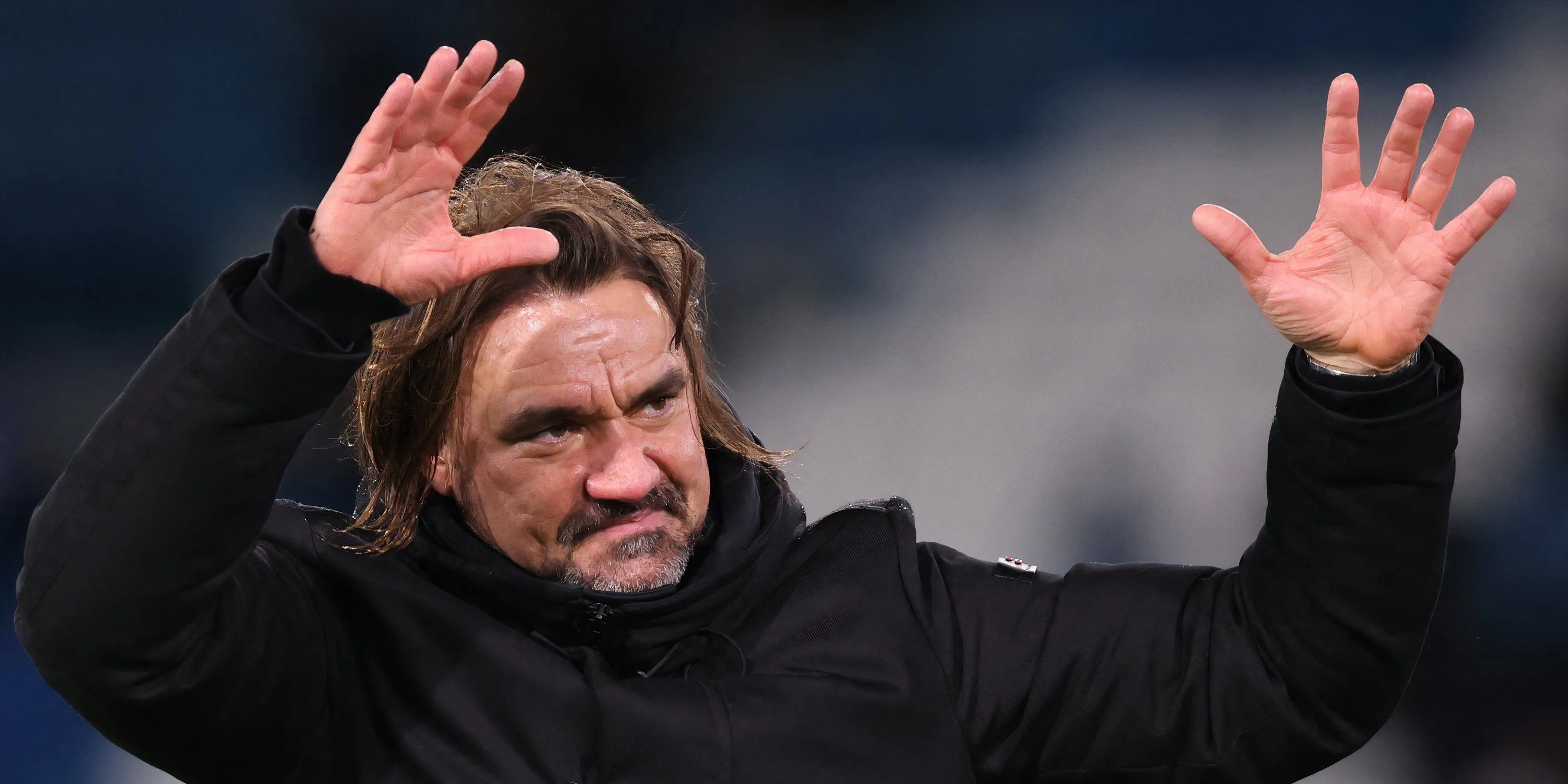 HLV Daniel Farke trong một buổi tập của Leeds United