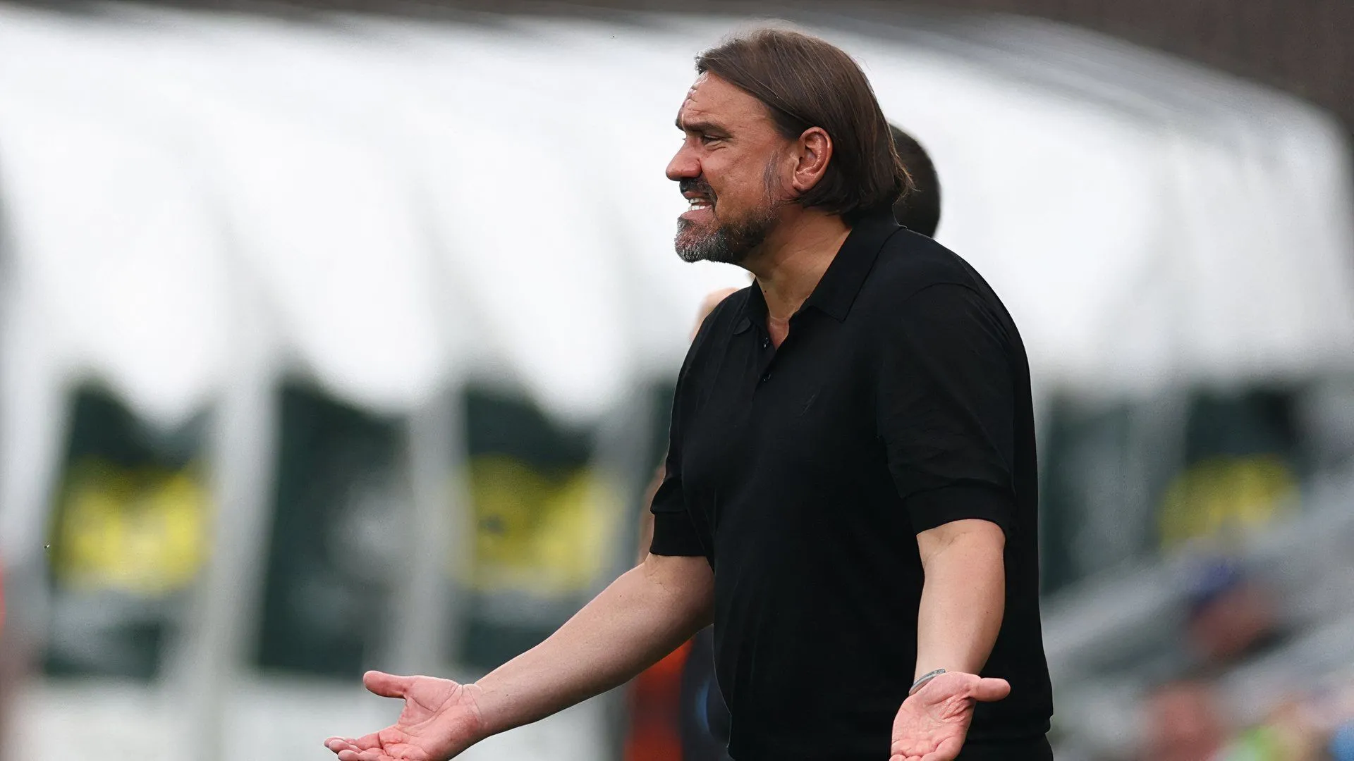 Huấn luyện viên Daniel Farke của Leeds United, người dẫn dắt đội thăng hạng Premier League