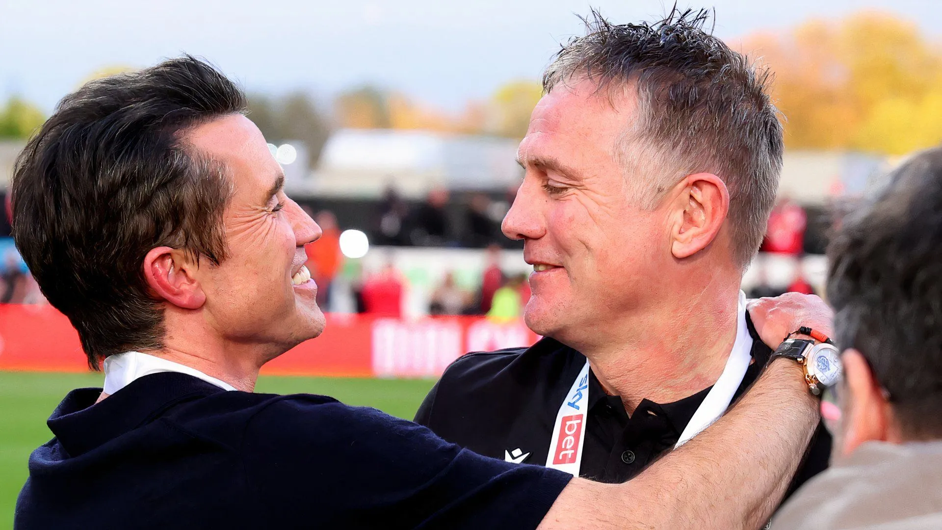 Huấn luyện viên Phil Parkinson ăn mừng chiến thắng thăng hạng cùng Wrexham