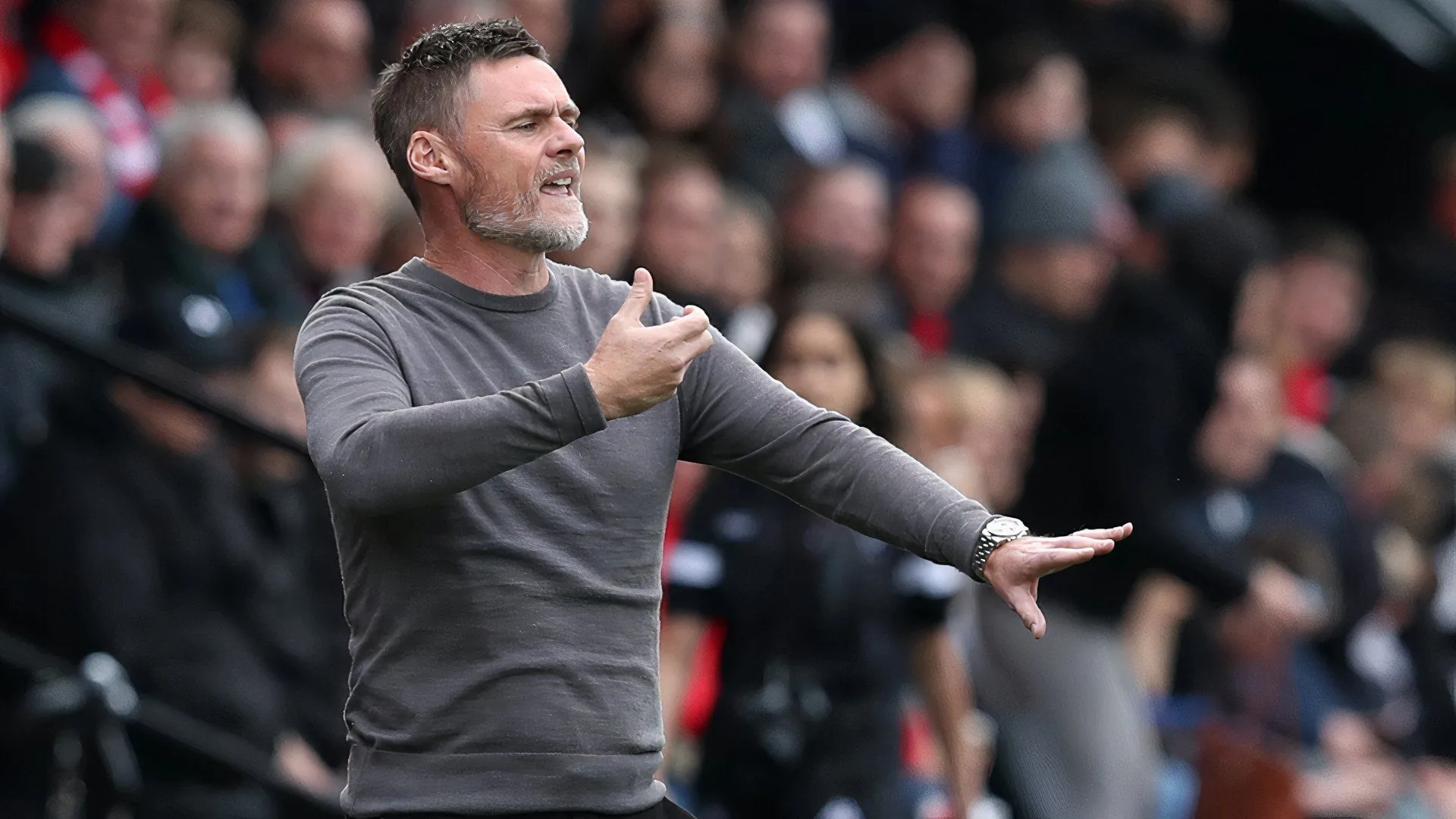 Huấn luyện viên trưởng Graham Alexander của Bradford City