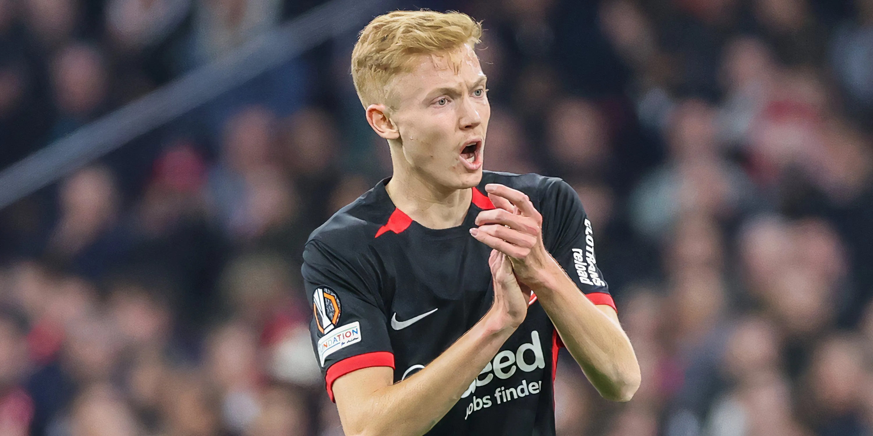 Hugo Larsson thi đấu cho Eintracht Frankfurt ở Bundesliga