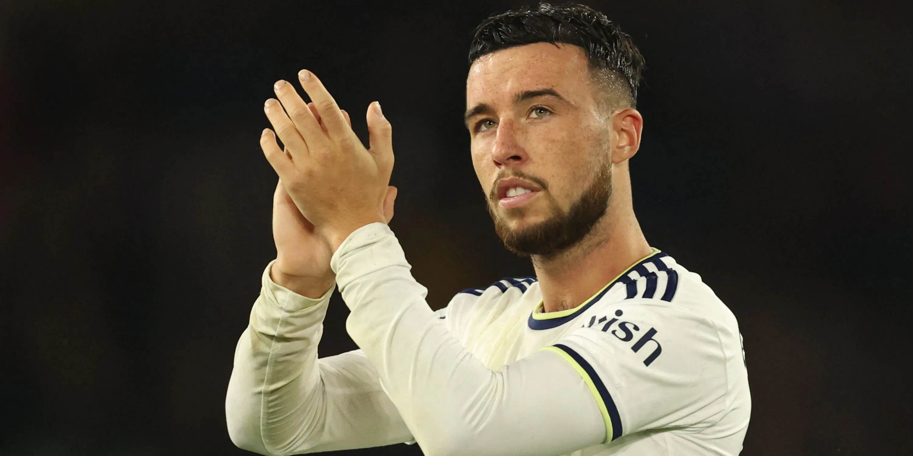 Sam Greenwood trong màu áo Leeds United đối đầu Bournemouth tại Premier League