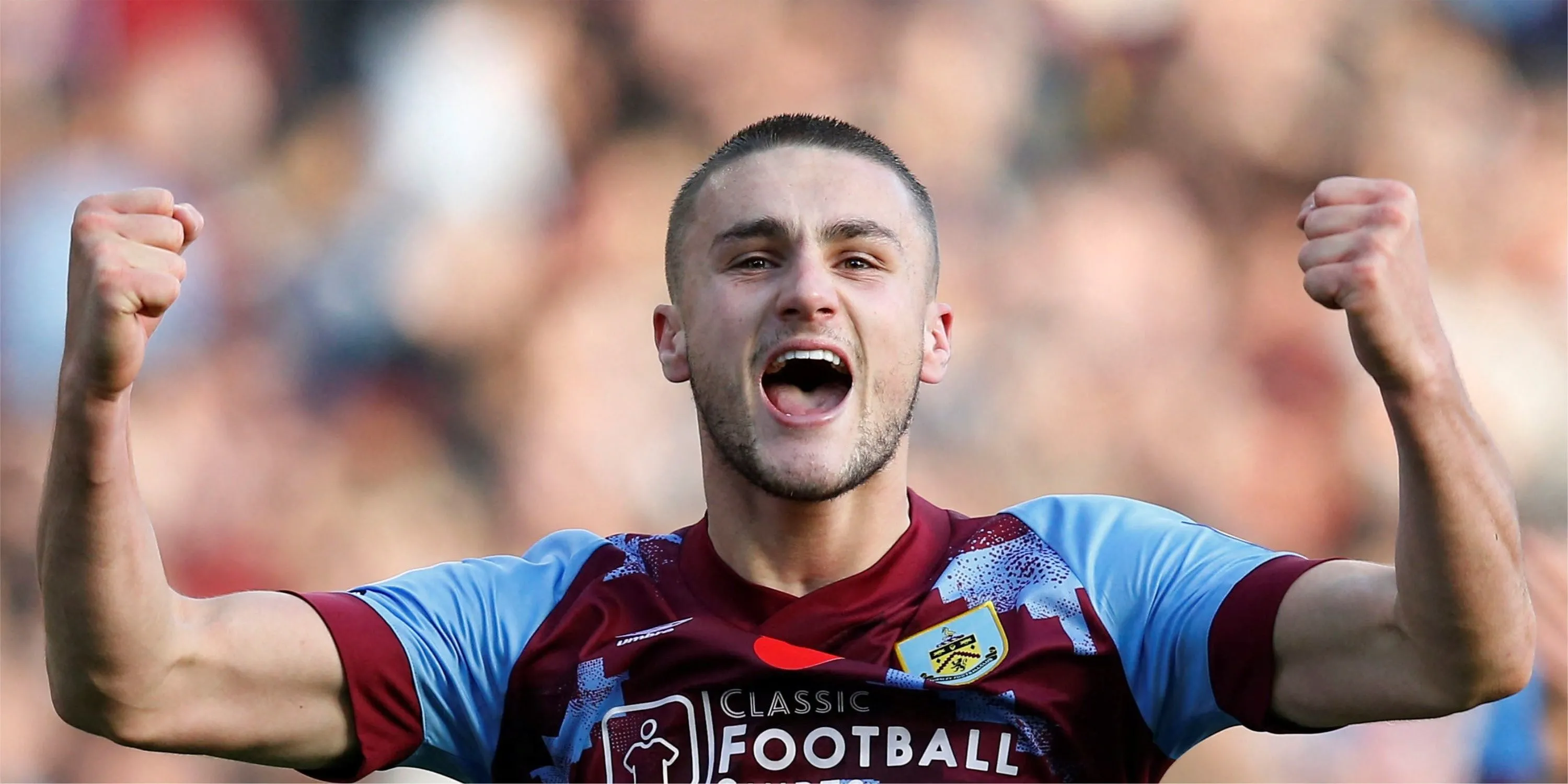 Taylor Harwood-Bellis trong quãng thời gian khoác áo Burnley trước đây.