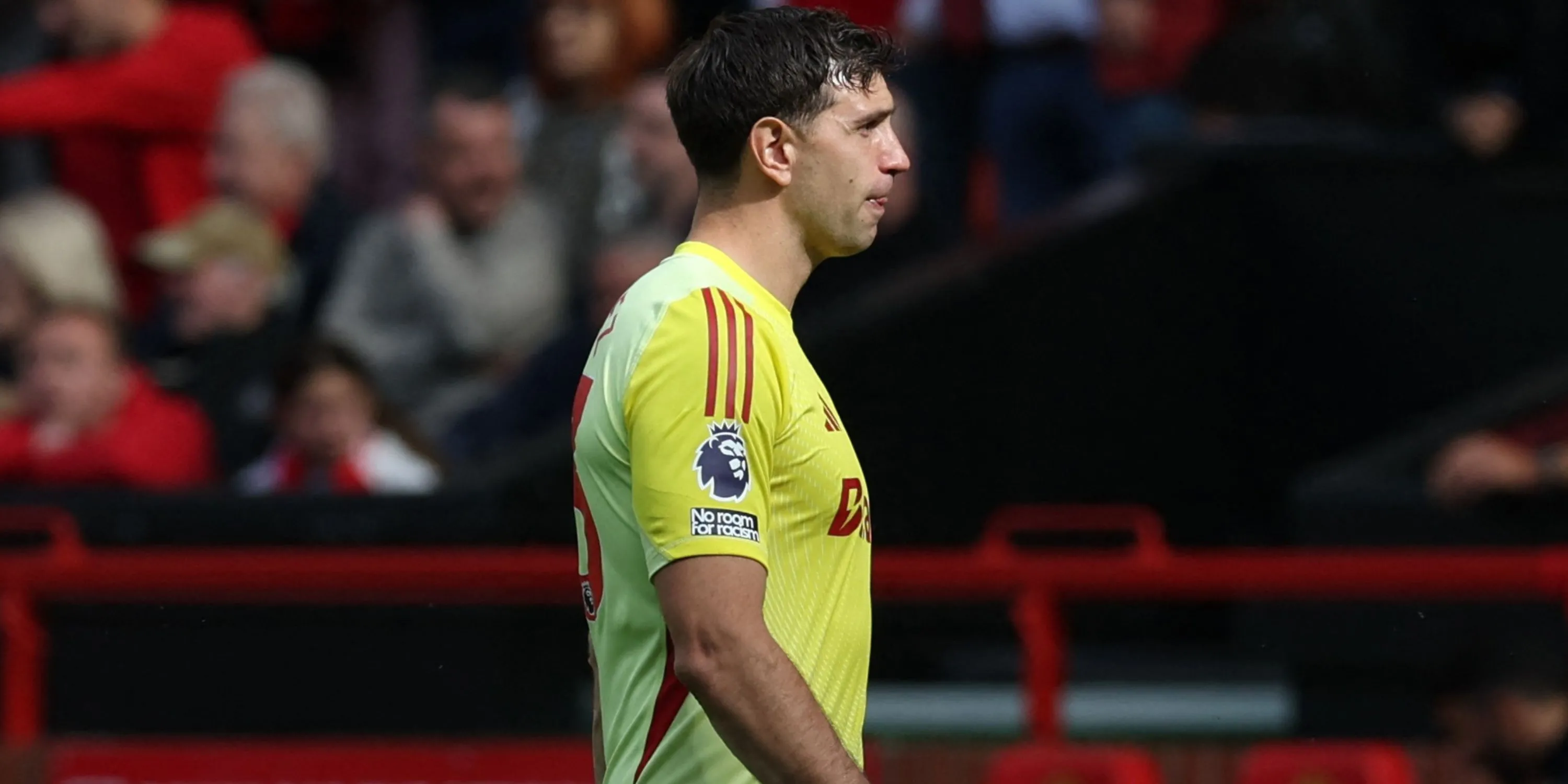 Thủ môn Emi Martinez của Aston Villa nhận thẻ đỏ trong trận đấu với Manchester United