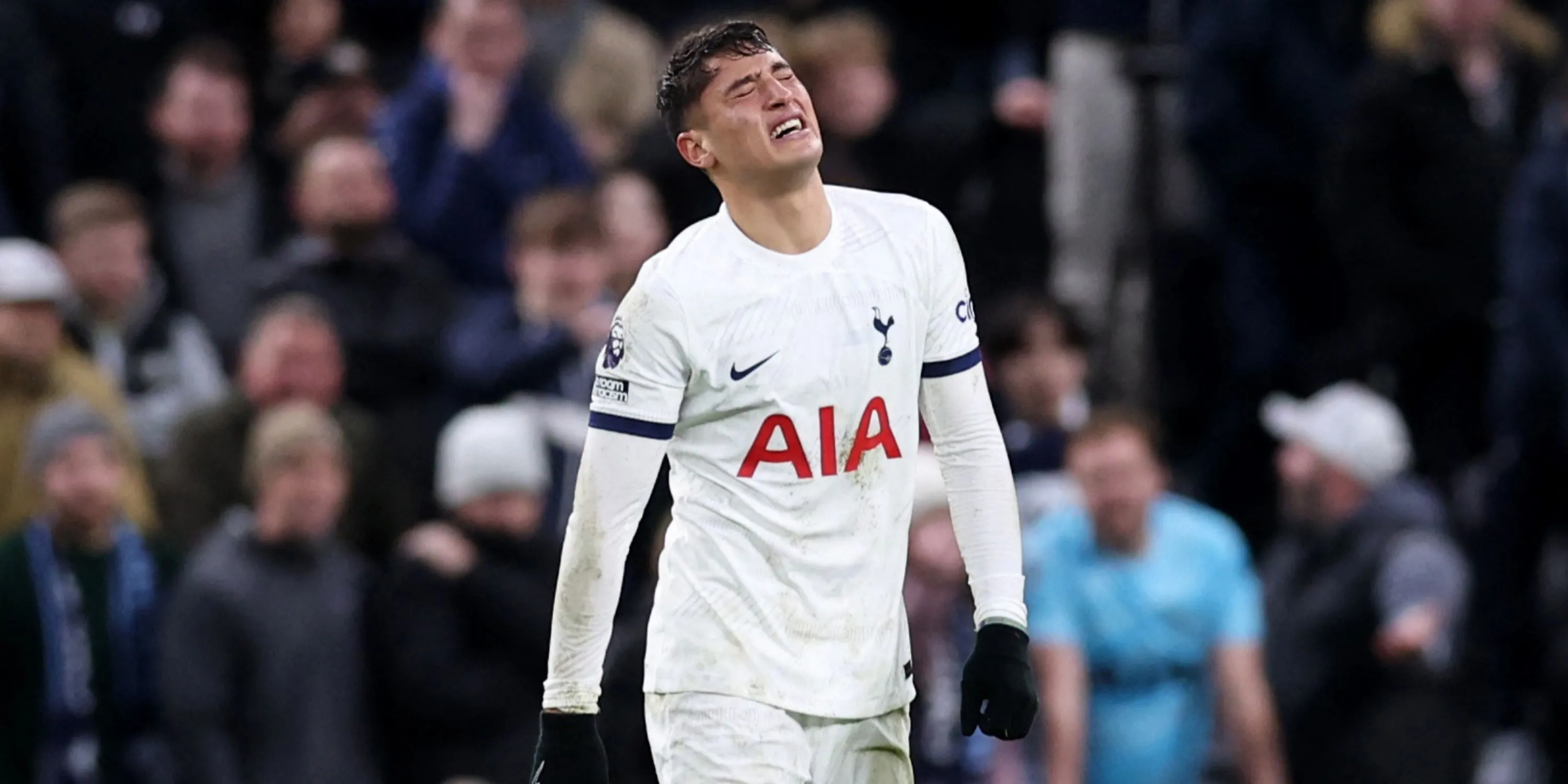 Tiền đạo trẻ Alejo Veliz trong màu áo Tottenham Hotspur, cầu thủ đang đối diện với tương lai không chắc chắn tại CLB