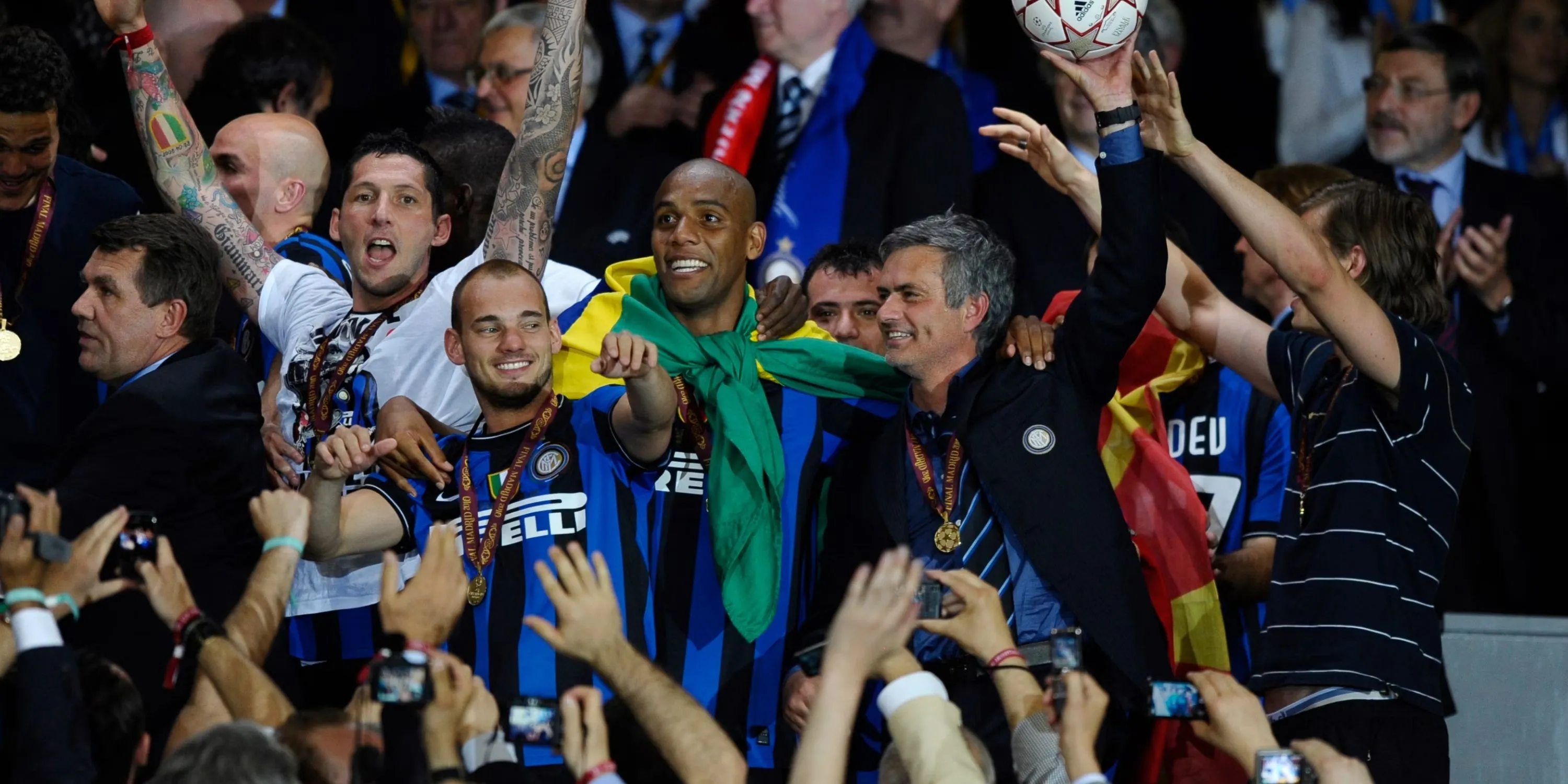 Wesley Sneijder ăn mừng cùng Jose Mourinho sau khi Inter Milan vô địch Champions League 2010