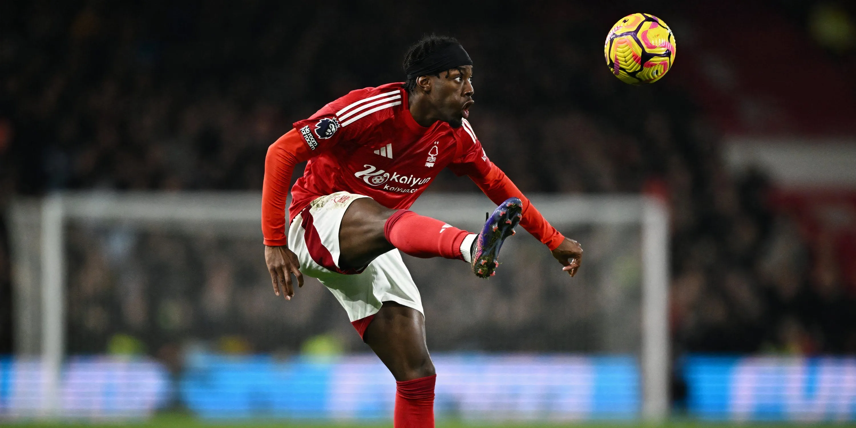 Anthony Elanga với chiếc áo đấu màu đỏ đặc trưng của Nottingham Forest.