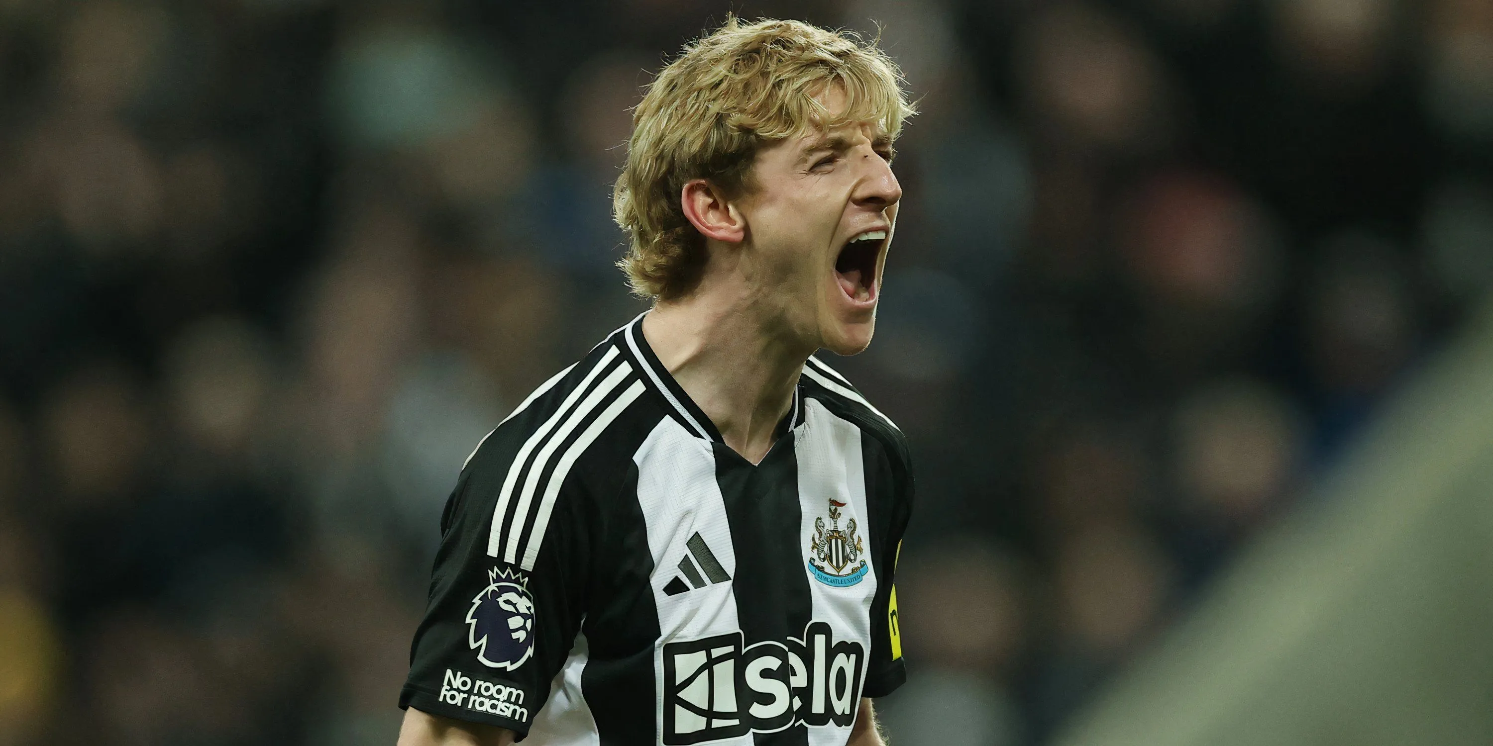 Anthony Gordon ăn mừng cùng Newcastle United