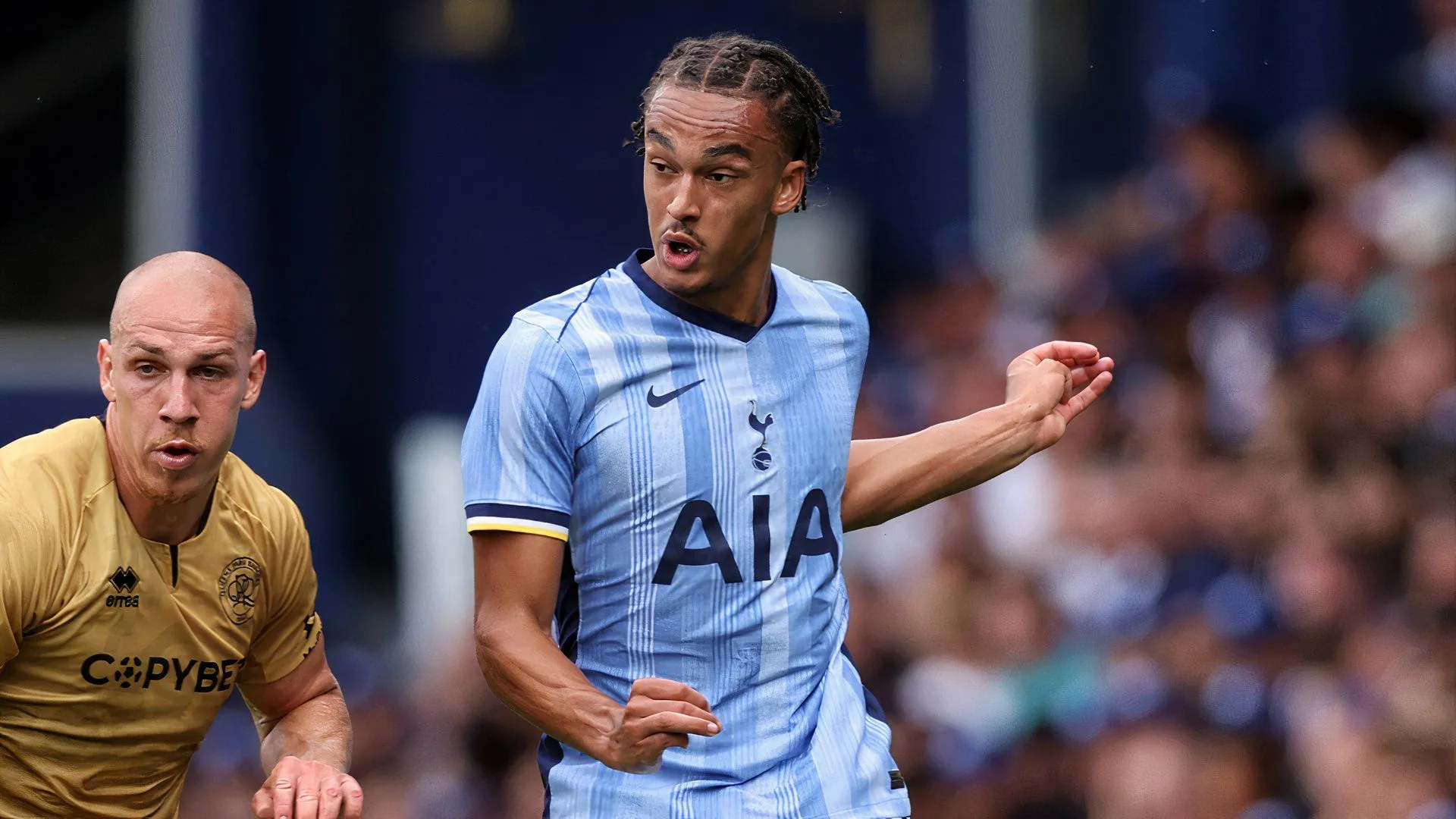 Ash Phillips khoác áo Tottenham Hotspur, chờ cơ hội phát triển