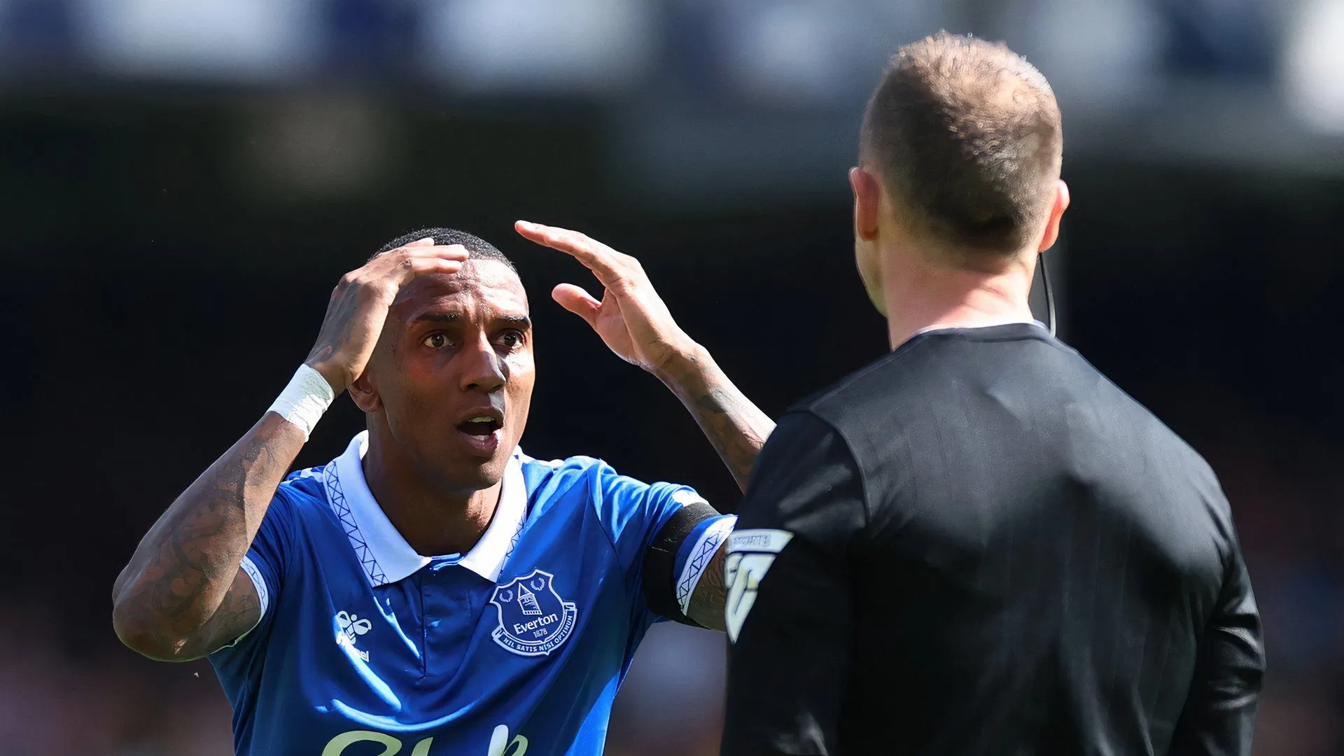 Ashley Young trong màu áo Everton trước khi kết thúc hợp đồng