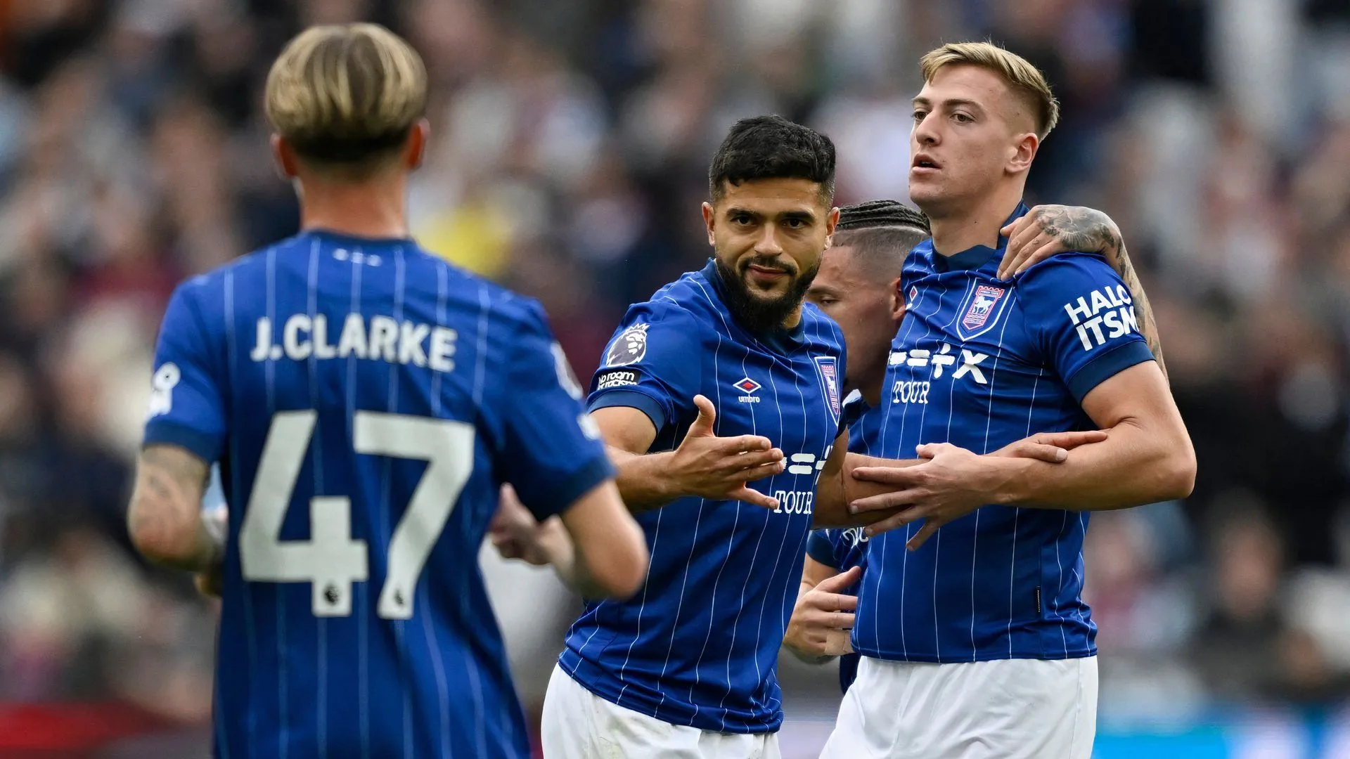 Cầu thủ Ipswich Town ăn mừng thăng hạng, biểu tượng cho thành công của Sam Morsy