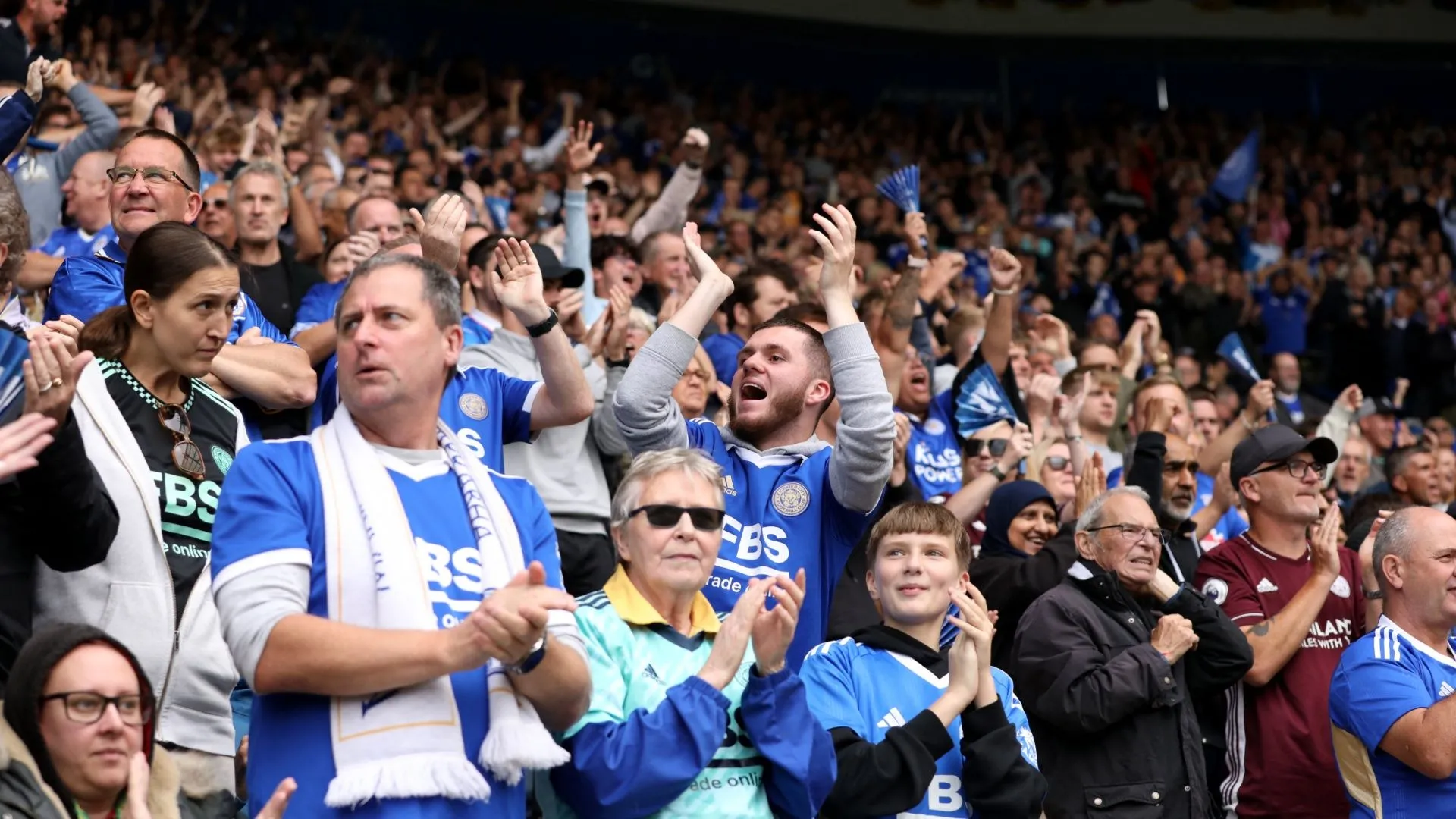 CĐV Leicester City với vẻ mặt lo lắng trên khán đài King Power Stadium, phản ánh sự thất vọng sau mùa giải Premier League xuống hạng và tinh thần suy giảm