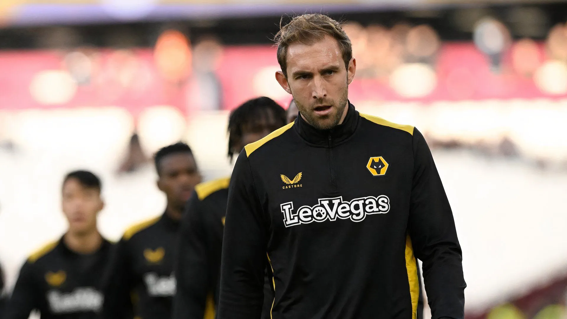 Craig Dawson thực hiện pha đánh đầu ghi bàn trong màu áo Wolves