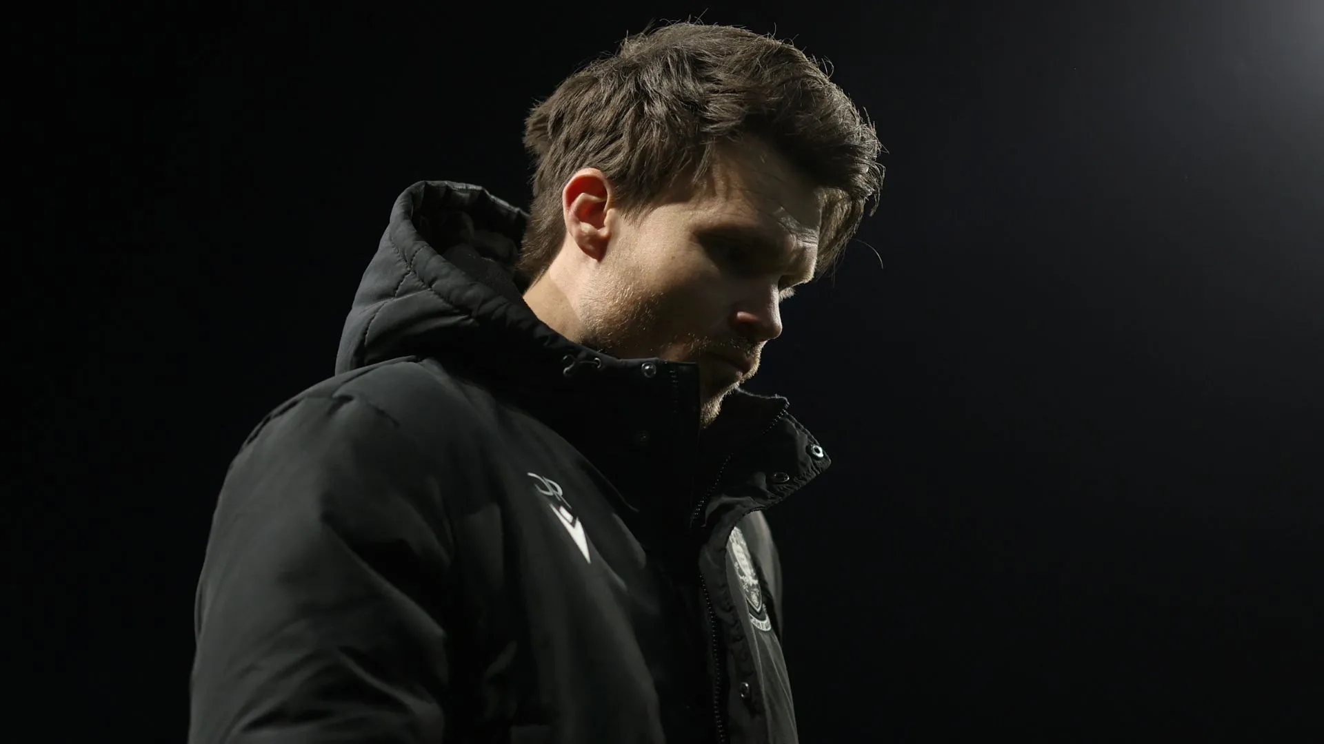 Danny Rohl đứng trên sân cỏ, suy tư về tương lai tại Sheffield Wednesday