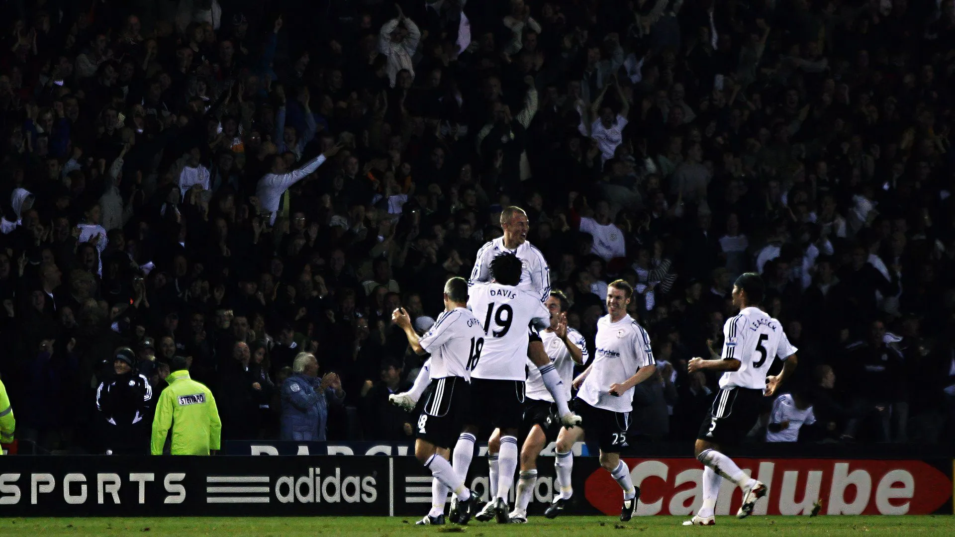 Derby County ăn mừng bàn thắng đầu tiên tại Ngoại hạng Anh của Kenny Miller.