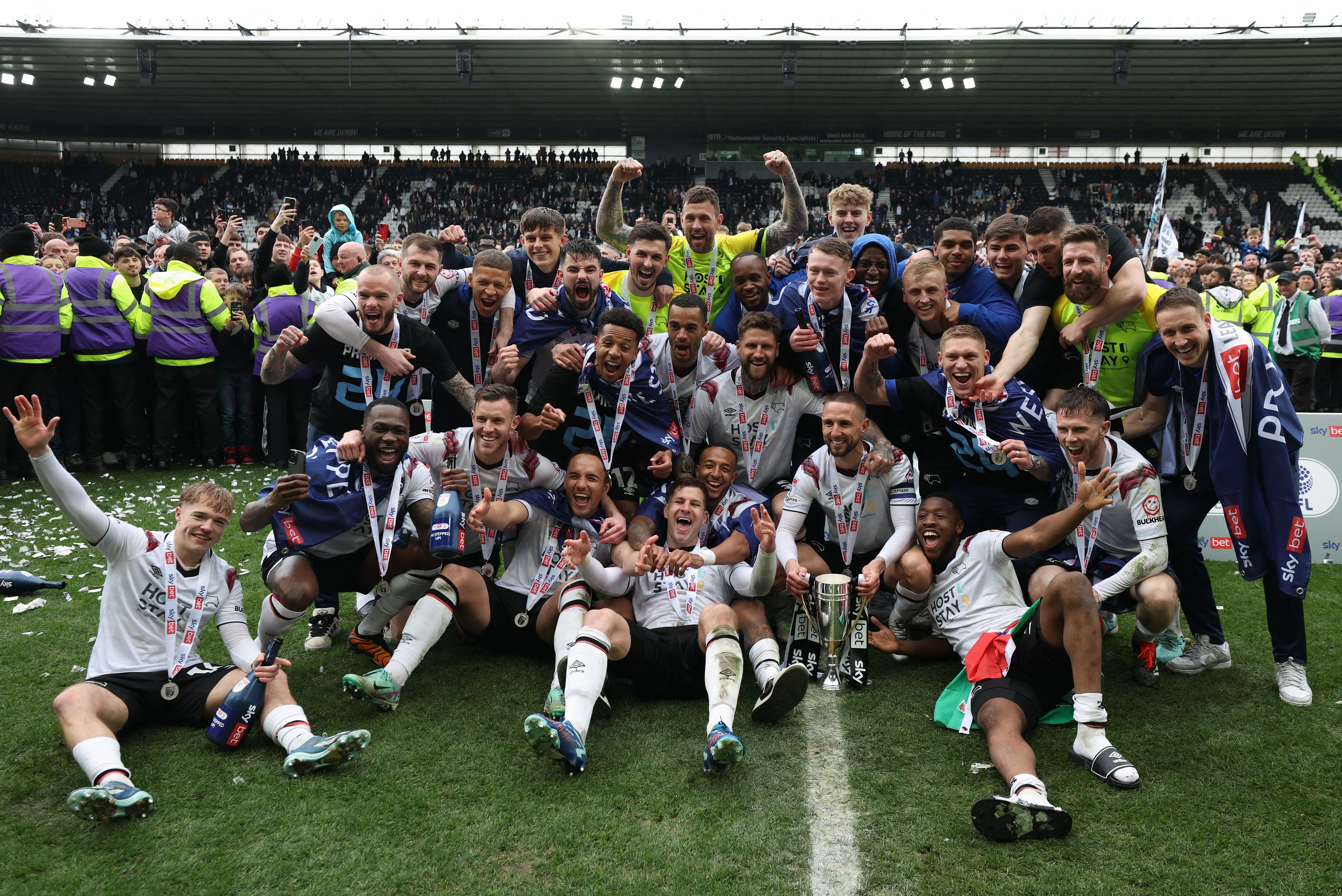 Đội bóng Derby County vỡ òa ăn mừng sau khi chính thức thăng hạng từ League One năm 2024.