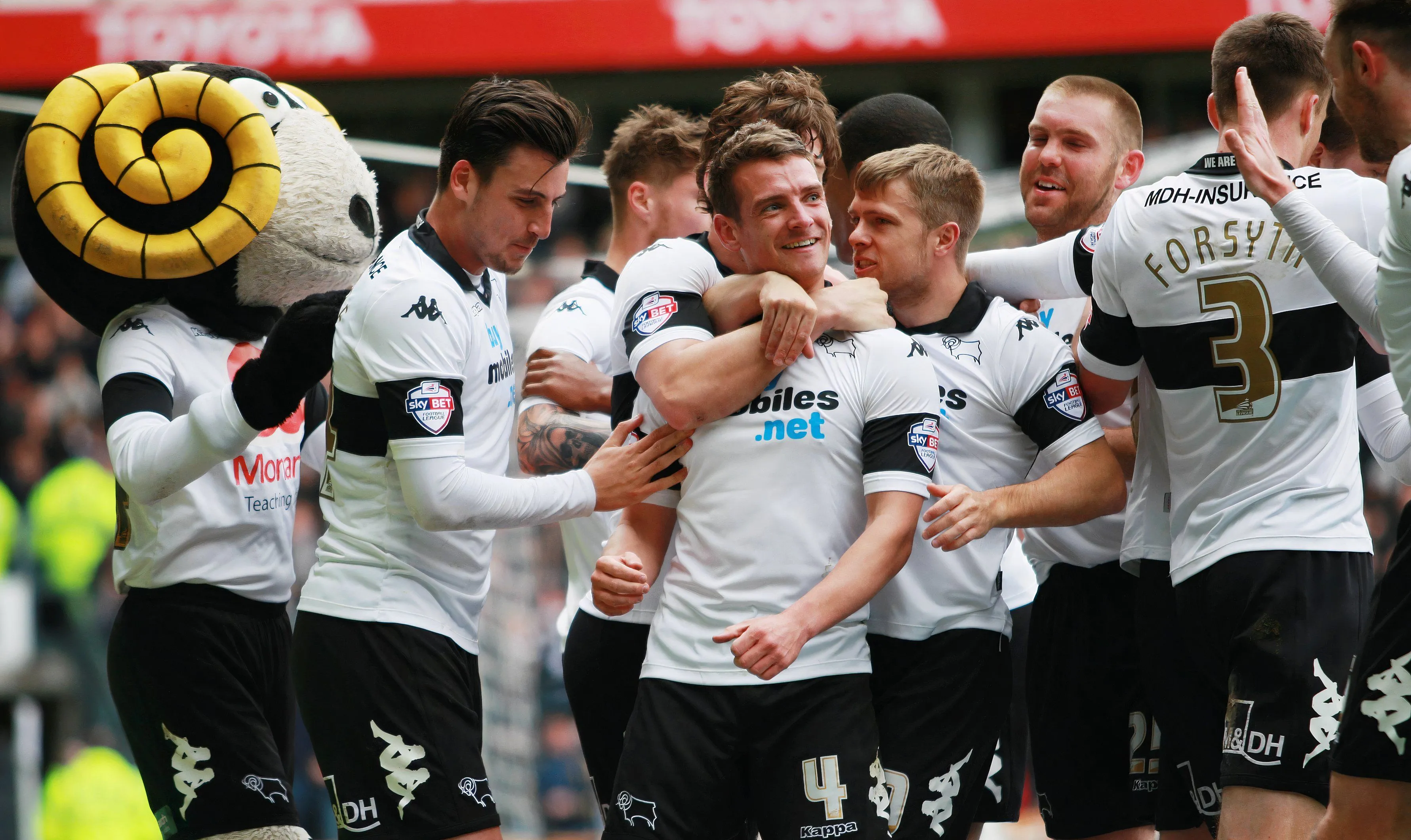 Đội hình Derby County ăn mừng bàn thắng của Craig Bryson trong trận derby Đông Midlands lịch sử.