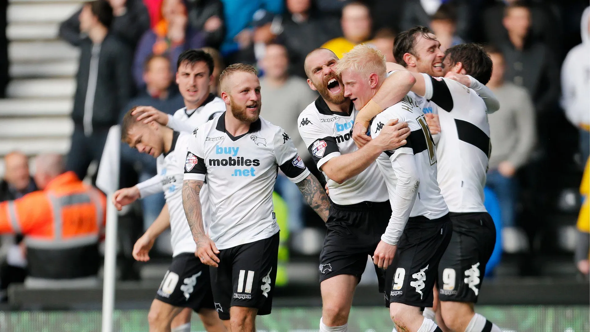 Đội hình Derby County ăn mừng bàn thắng quan trọng của Will Hughes trong trận bán kết play-off.